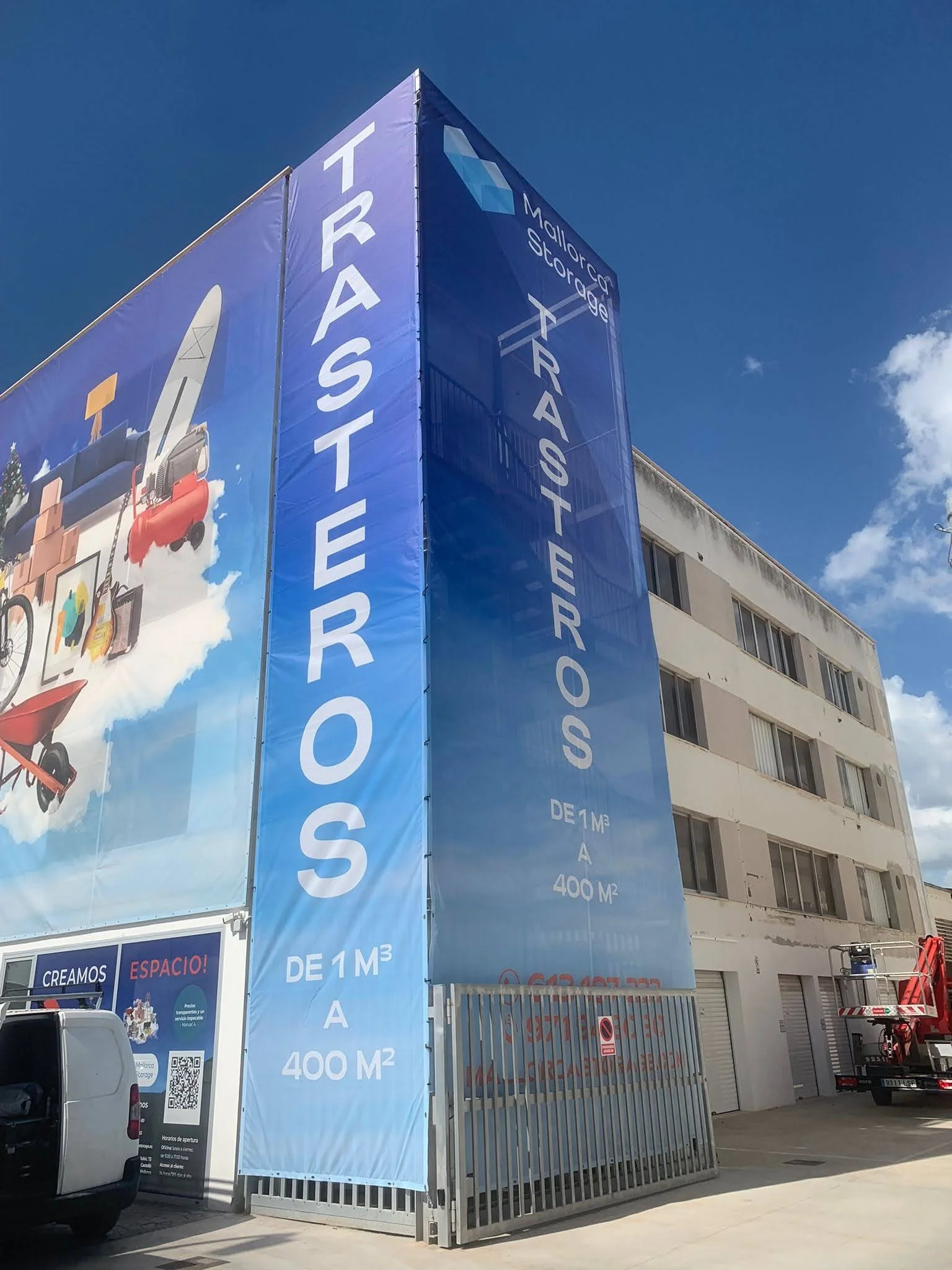 Carteles publicitarios en un edificio que anuncian la venta de espacio publicitario de 1 metro cúbico a 400 metros cuadrados, con un fondo azul y texto en blanco.