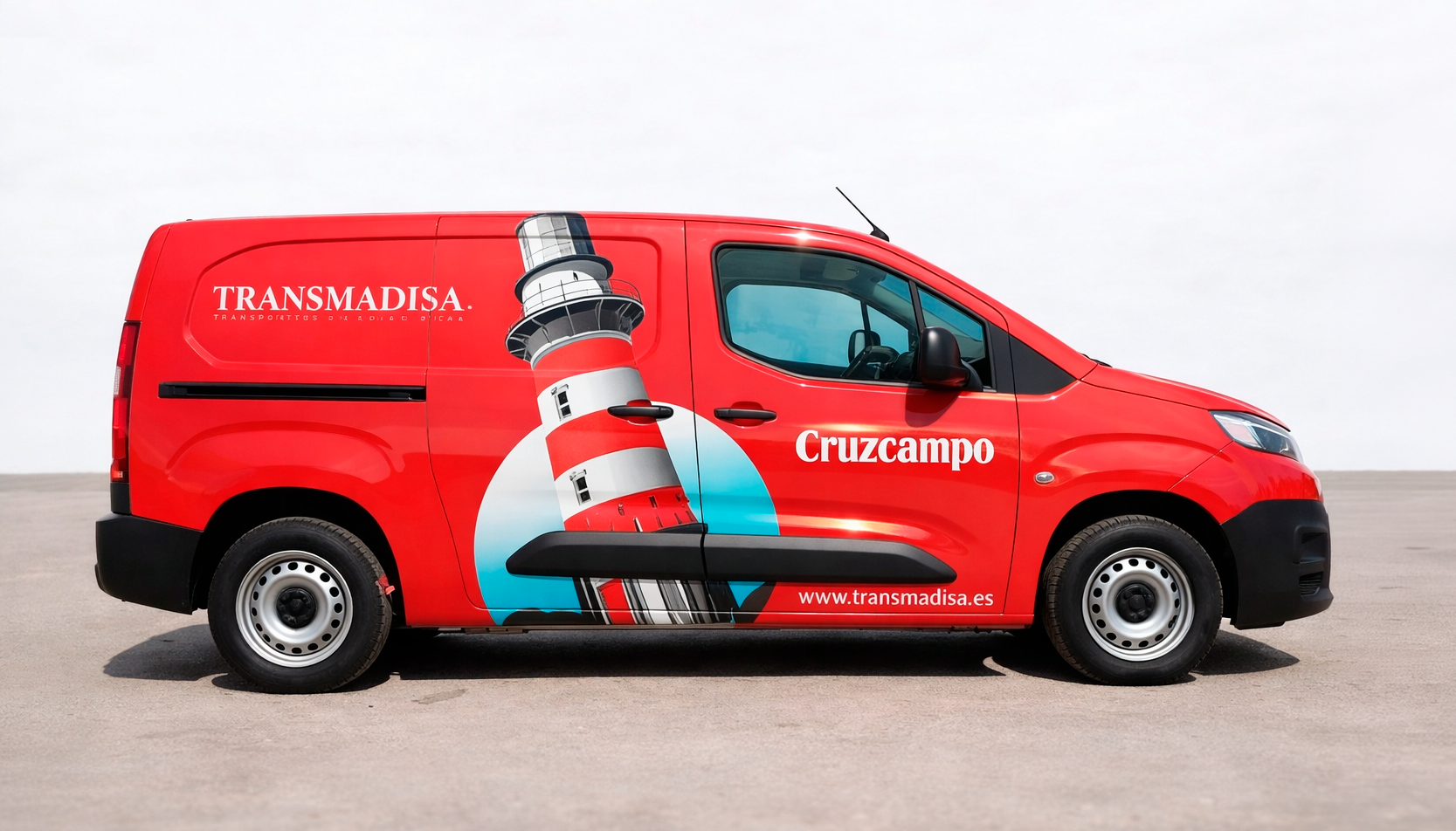 Camioneta roja con un torreta en la parte lateral, con publicidad de Transmadisa y Cruzcampo, y un sitio web www.transmadisa.es