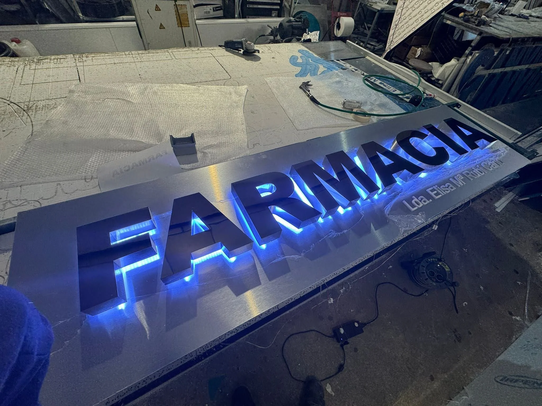 Letras corpóreas en PVC retroiluminadas para Farmacia