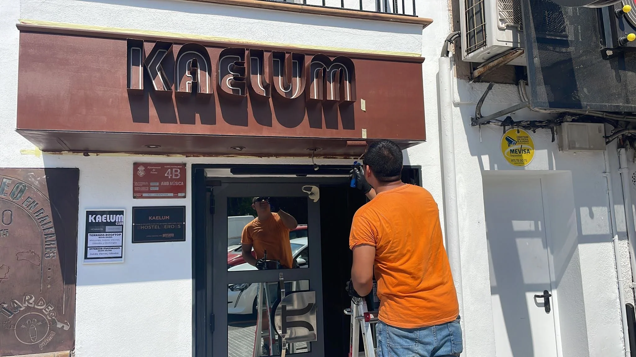 Letras corpóreas lacadas en acero corten con iluminación especial frontal vintage para Kaelum Club