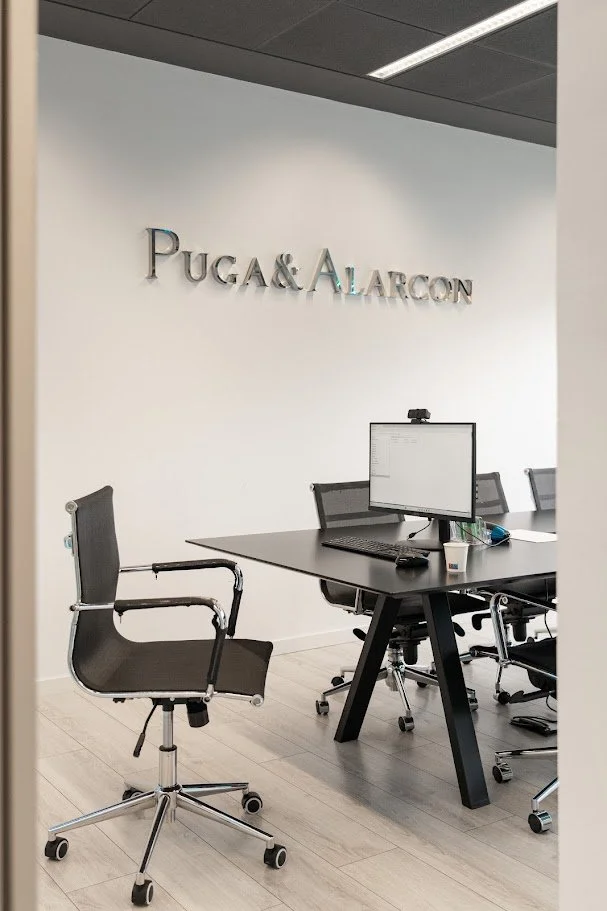 Letras Corpóreas acabado inox sobre pared para Puga Alarcón