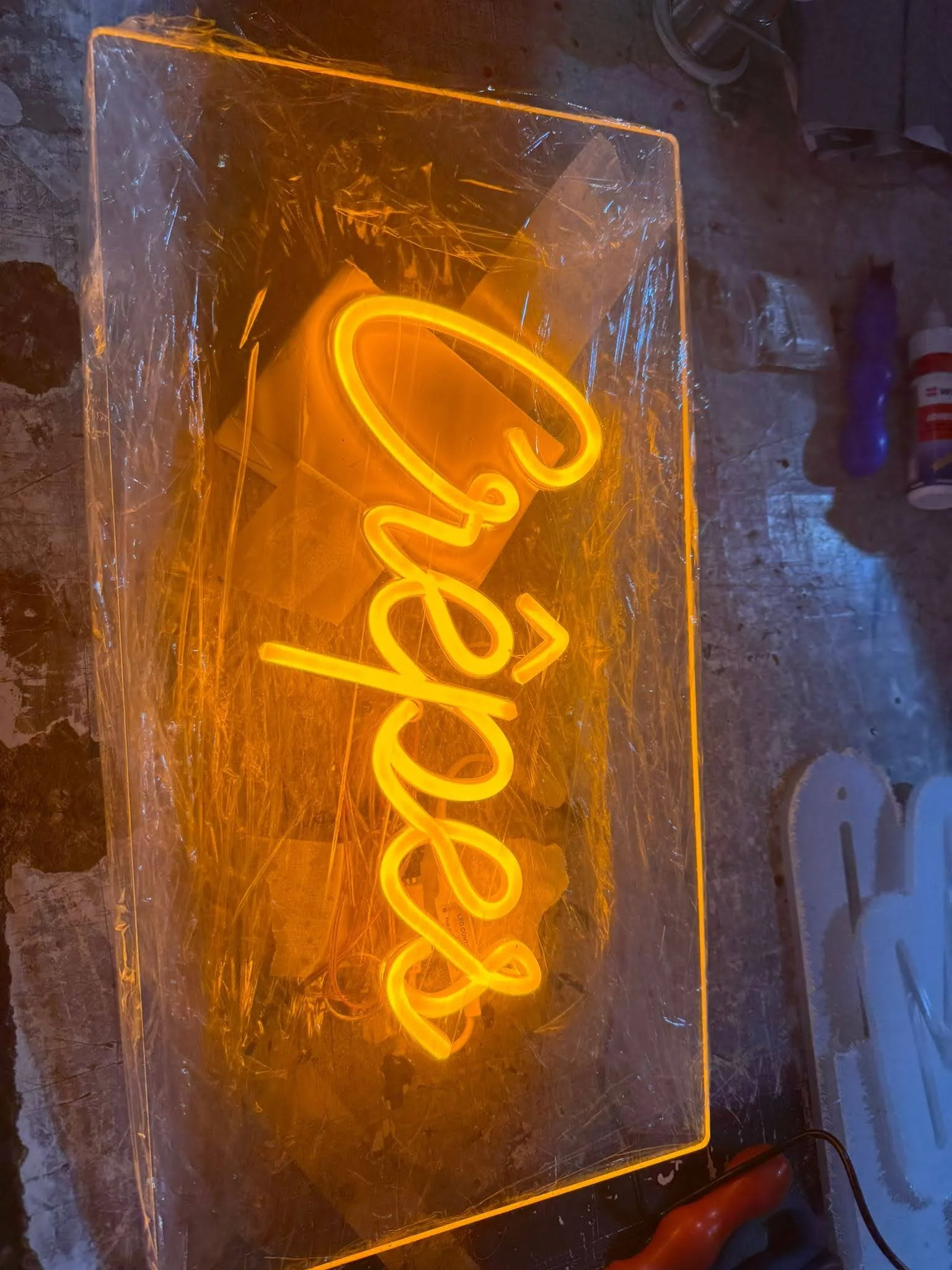 Letrero de neón naranja que dice 'Open'