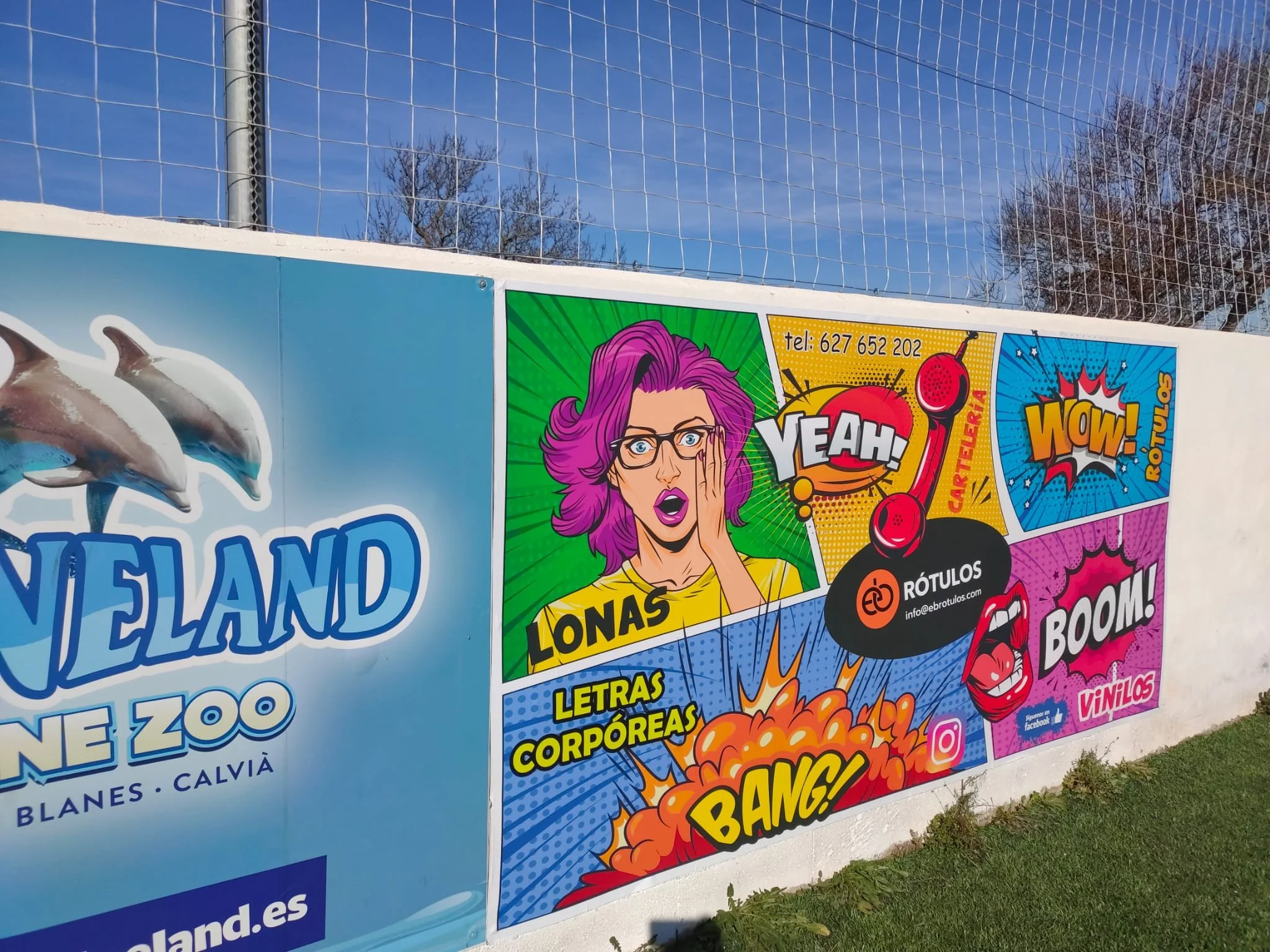 Cartel publicitario con estilo de cómic que muestra una mujer con cabello morado y gafas, sosteniendo un teléfono y palabras como "YEAH!" y "WOW!" en globos de diálogo, y otras secciones en colores vibrantes.