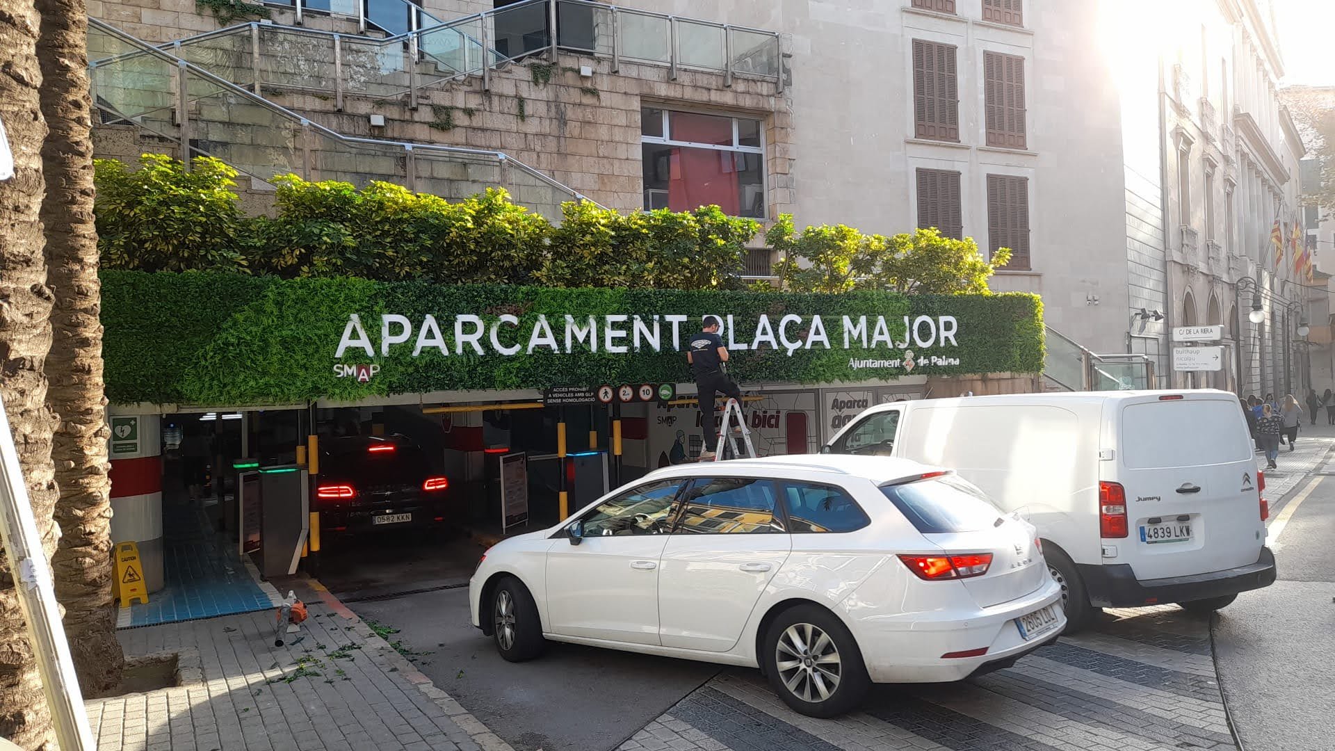 Letras corpóreas en PVC con fondo de jardín artificial para SMAP en Palma de Mallorca