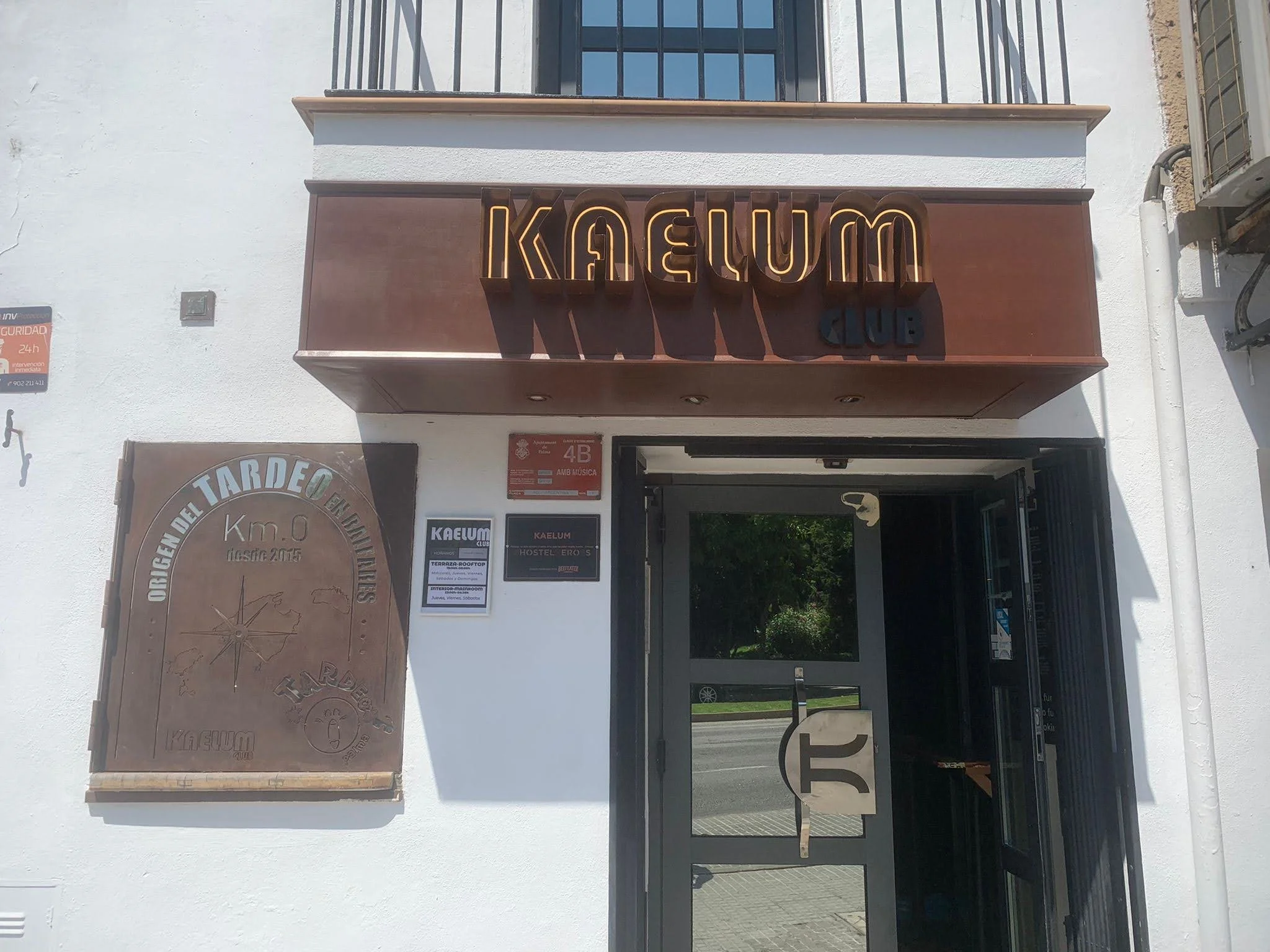 Rótulo con letras caladas e Iluminación LED Fachada del club Kaelum Club