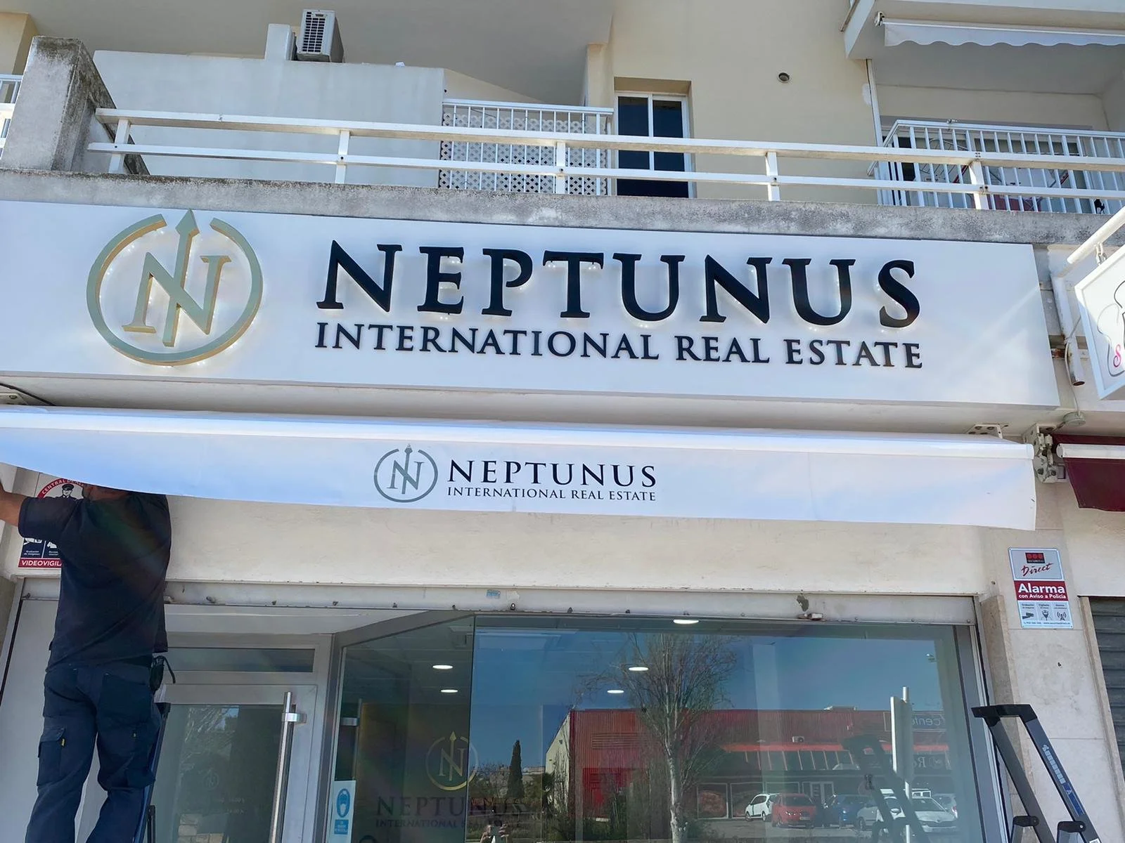 Rótulo Luminoso Bandeja Calada + Letras Corpóreas PVC retroiluminadas con Luz Led para Neptunus International Real Estate