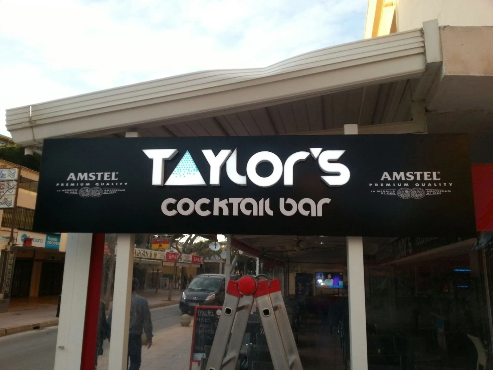 Rótulo Luminoso Bandeja Calada con letras corpóreas para Taylor's cocktail bar