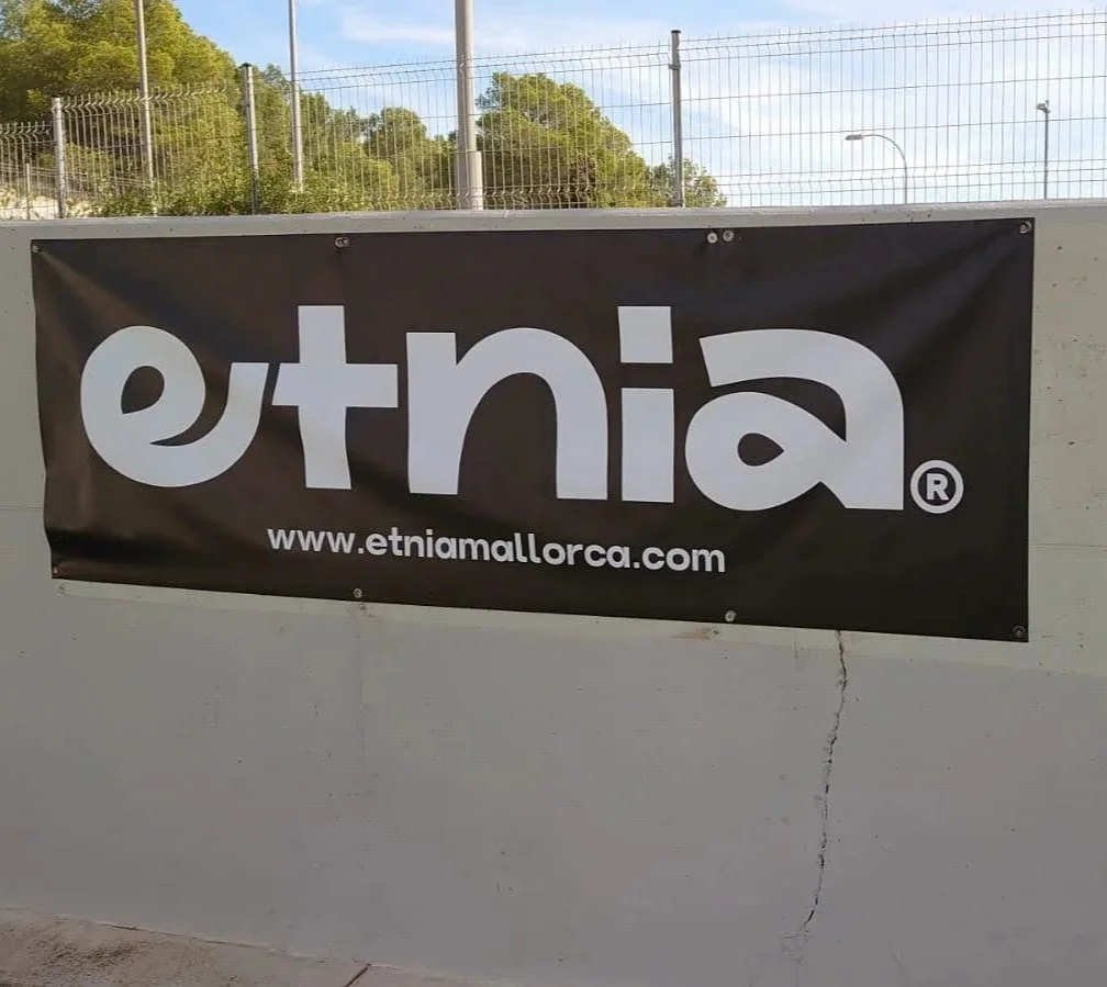 Cartel negro con letras blancas que dice 'etnia' y la página web www.etniamalorca.com en la parte inferior.