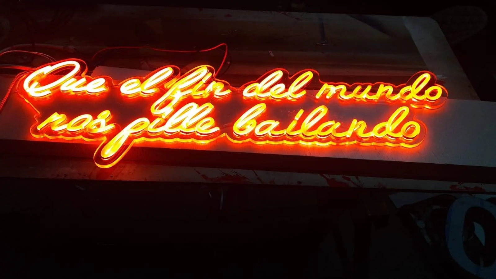 neon led  naranja fin del mundo.jpg