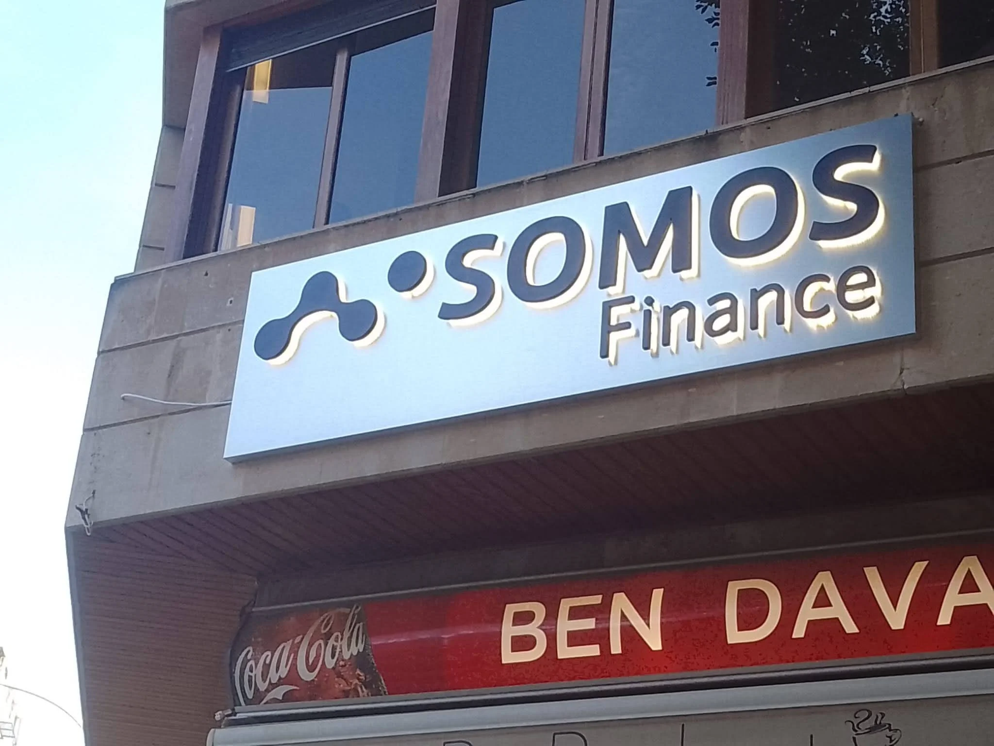 Rótulo Luminoso con letra corpórea retroiluminada con LED para Somos Finance