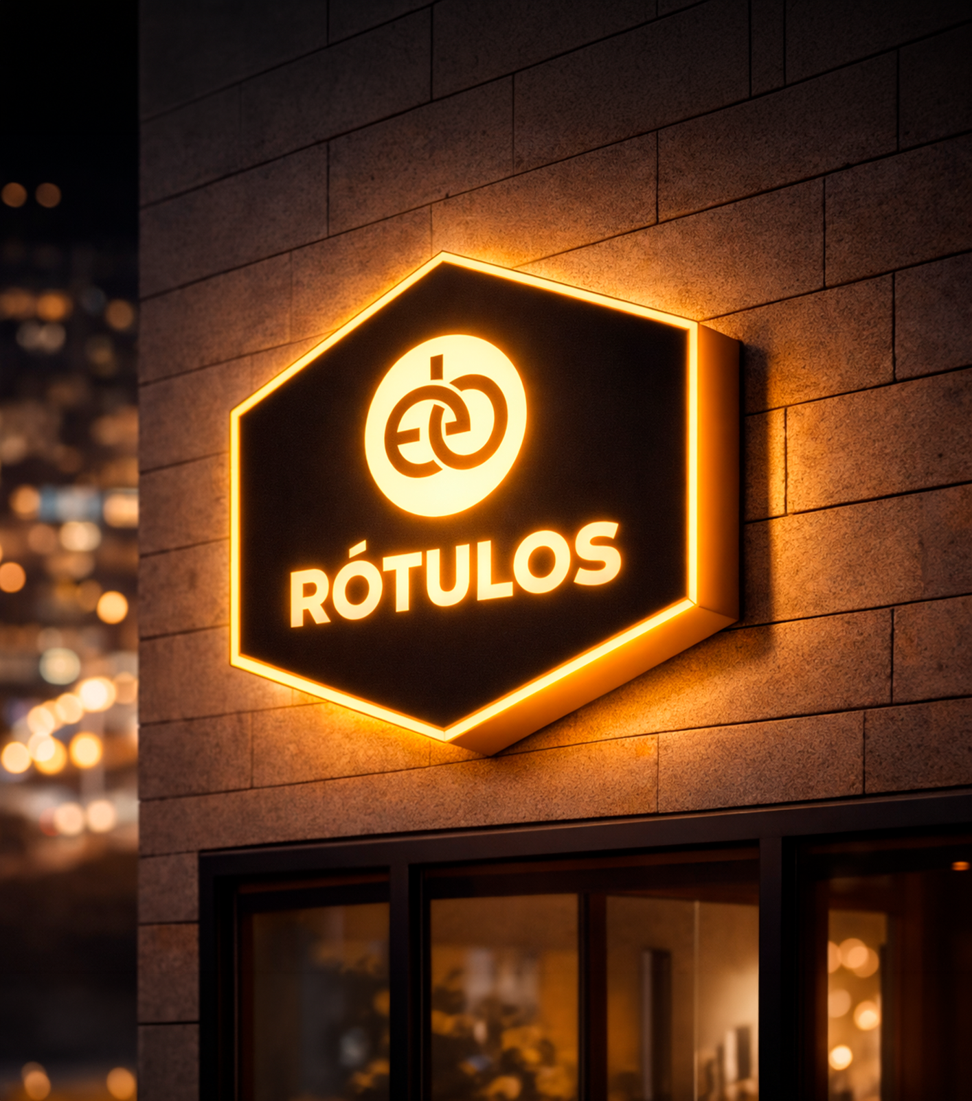 Letrero iluminado en tono anaranjado que dice 'RÓTULOS' con un icono de etiquetas entrelazadas en la parte superior, colocado en una pared de ladrillos, durante la noche.
