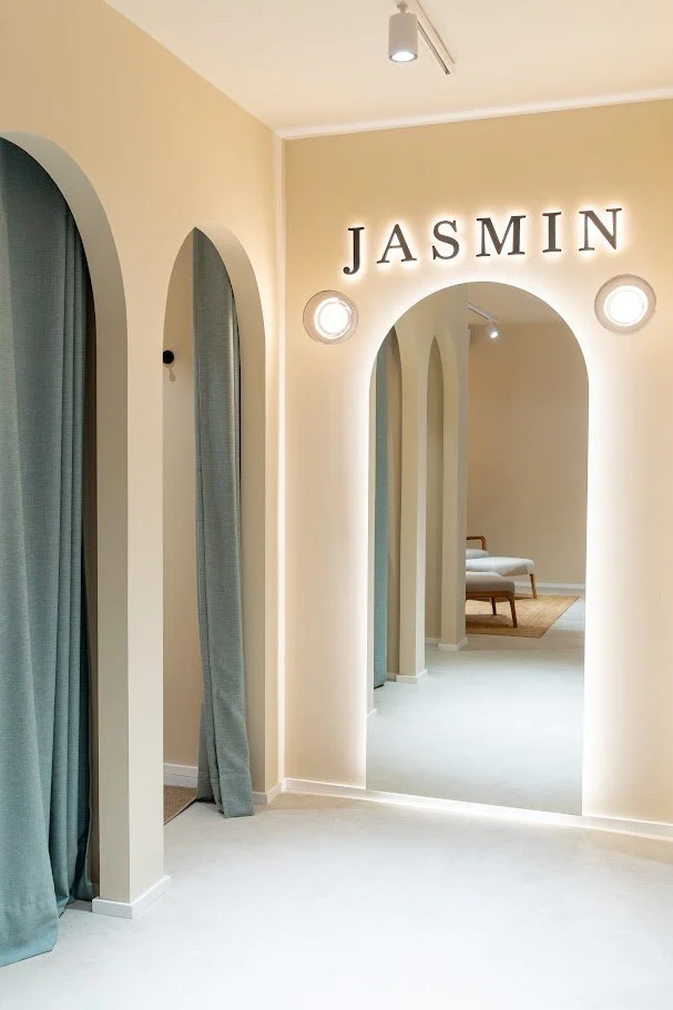 Letras corpóreas en PVC retroiluminadas sobre pared para Jasmin en s'Arenal
