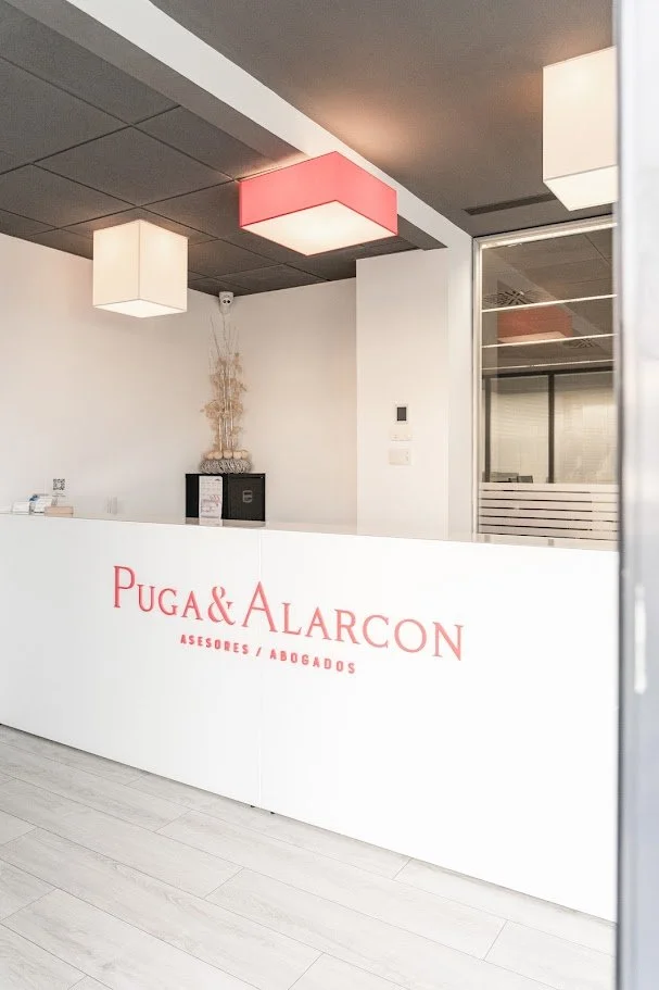 Letras corpóreas en PVC lacadas para Puga Alarcón en Palmanoval