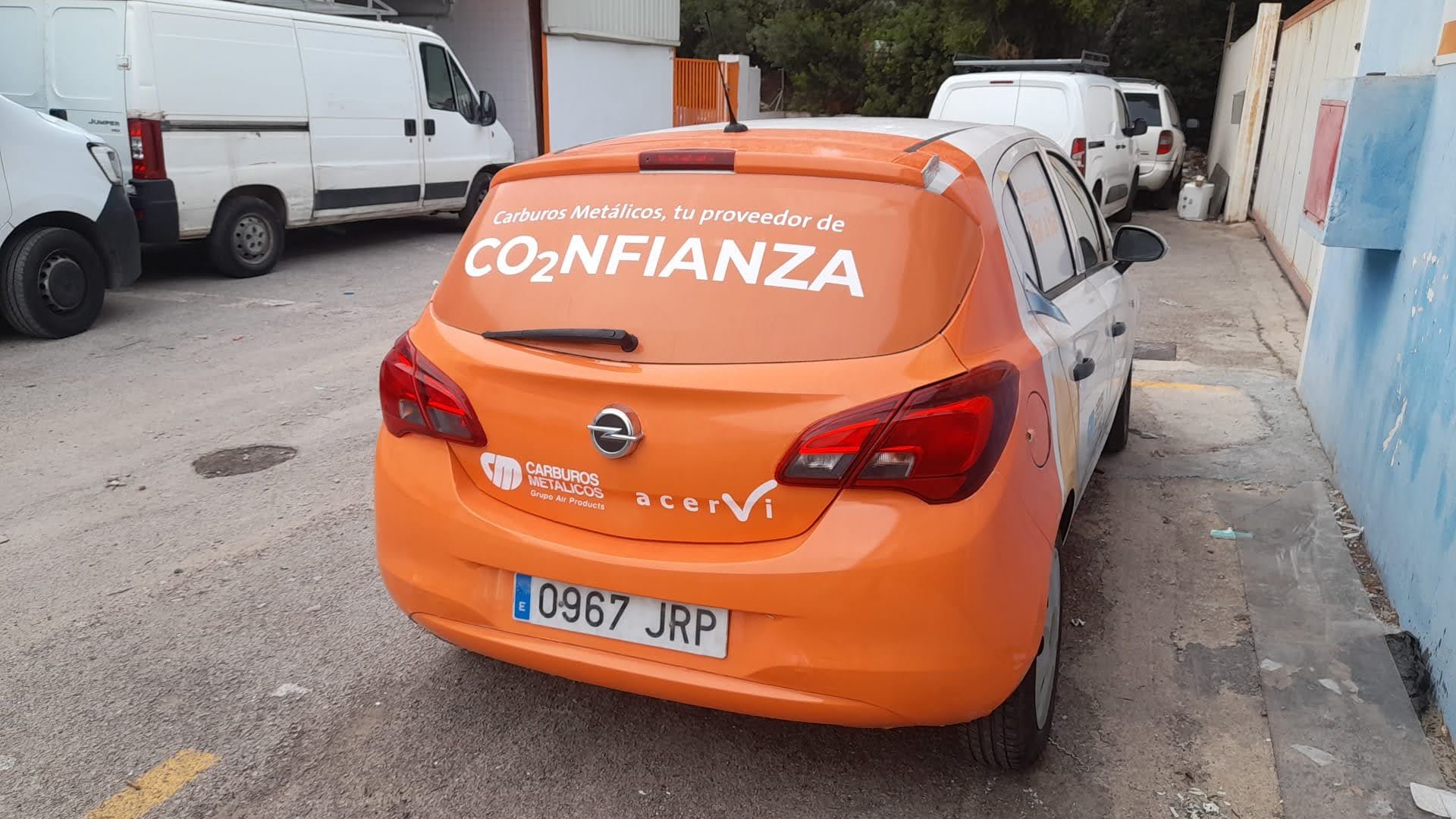 Rotulación parcial en vinilo de corte + vinilo microperforado luna trasera para CO2NFIANZA