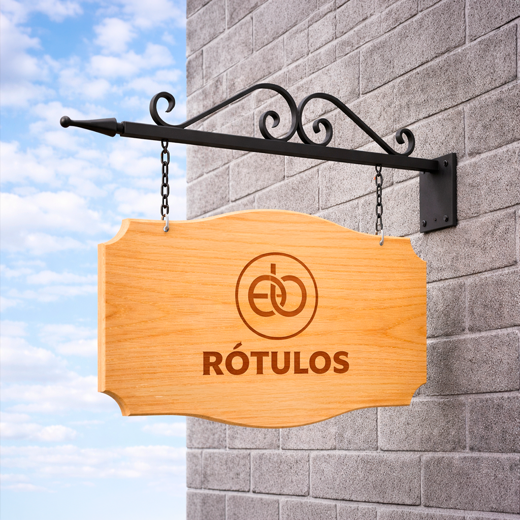 Cartel de madera colgado en la pared, que dice 'RÓTULOS' con un logotipo encima, en un fondo de cielo con nubes y una pared de ladrillos.