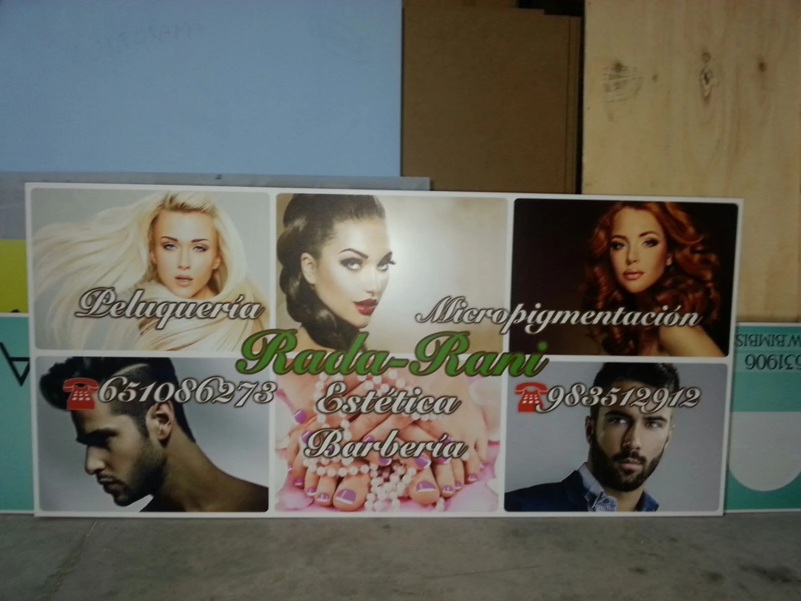 Publicidad para un salón de belleza con fotos de mujeres con diferentes estilos de cabello y maquillaje. Incluye los servicios de peluquería, micropigmentación, estética y barbería, además de los números de contacto.