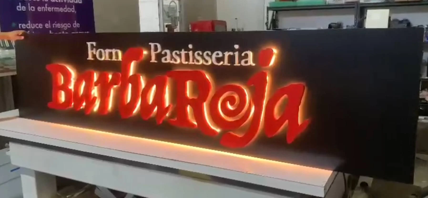 Rótulo Luminoso con letra corpórea retroiluminada con LED para BarbaRoja Pastisseria