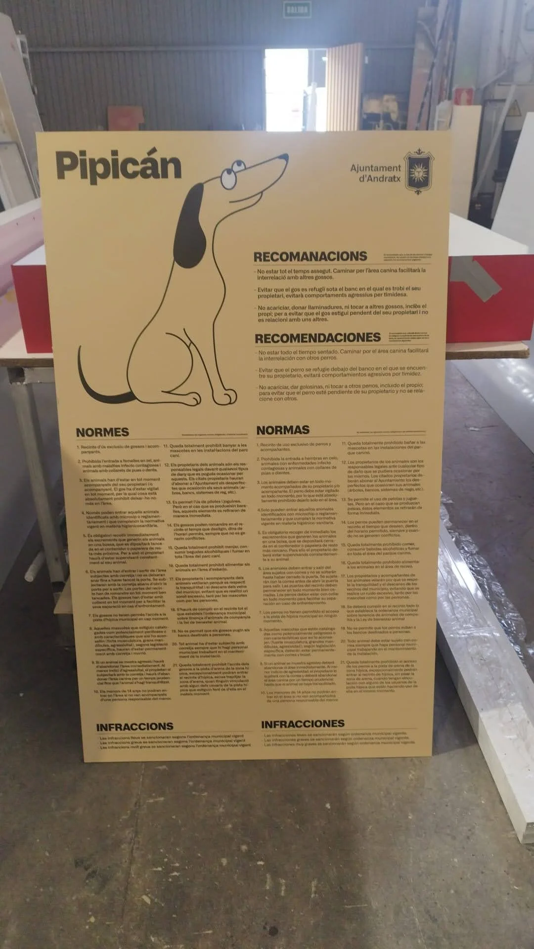 Cartel de advertencia sobre la presencia de un caimán llamado Pipicán en el área, con instrucciones y normativas en catalán, español e inglés para evitar comportamiento peligroso.