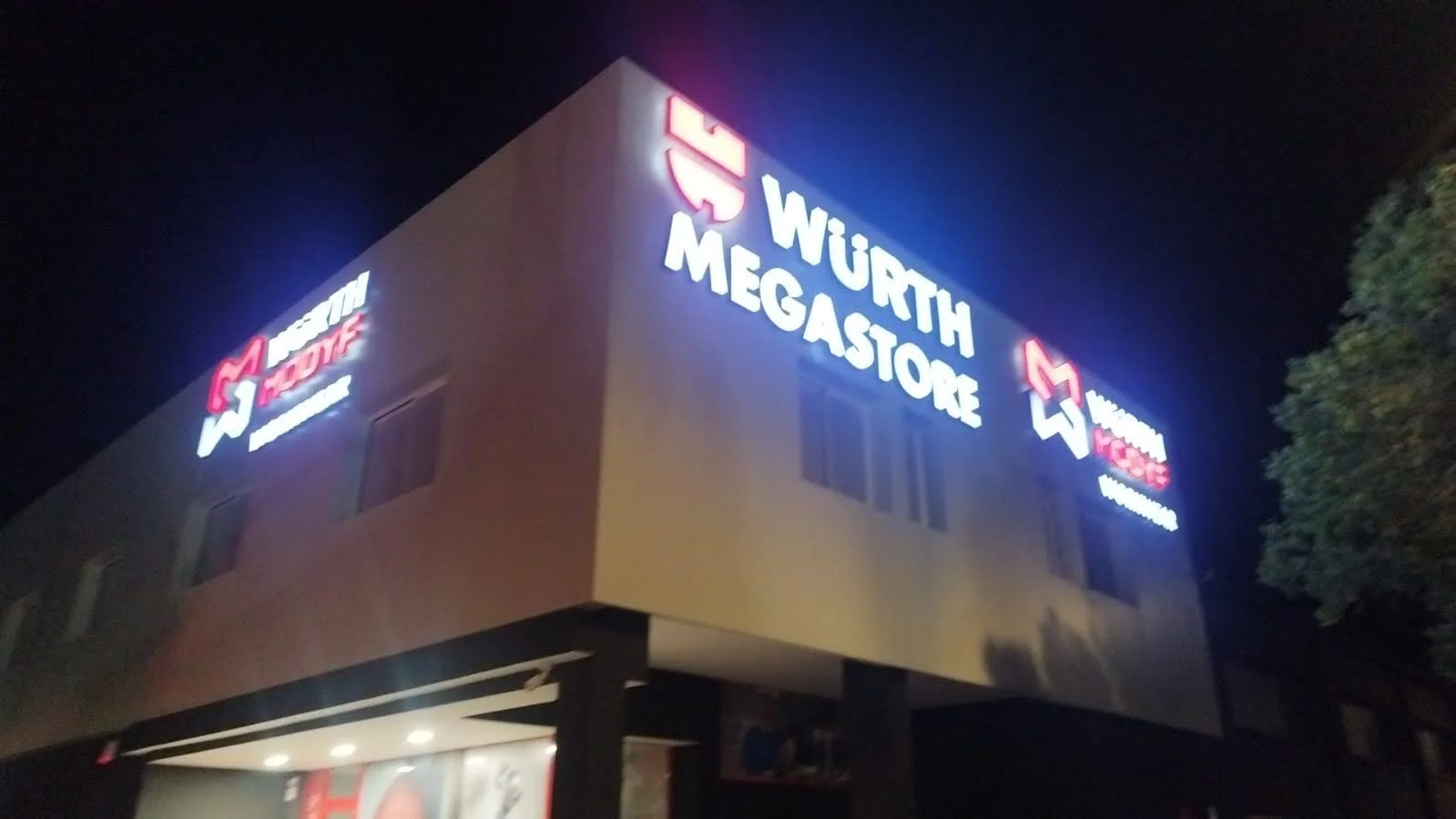 Letras corpóreas con luz frontal sobre pared para Würth