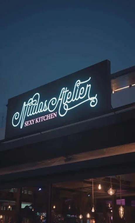 Rótulo Luminoso con bandeja calada para Nudos Atelier