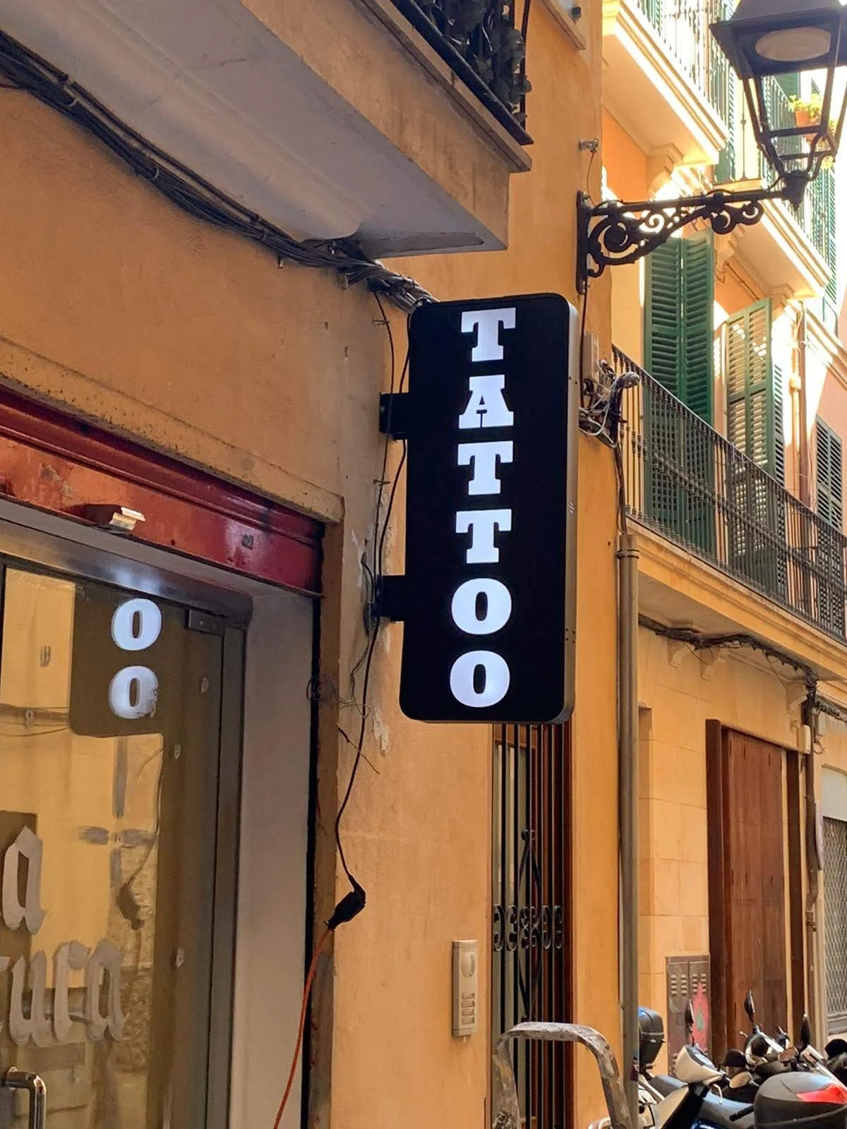 Bandera luminosa con en bandeja de Alupanel calado - TATTOO