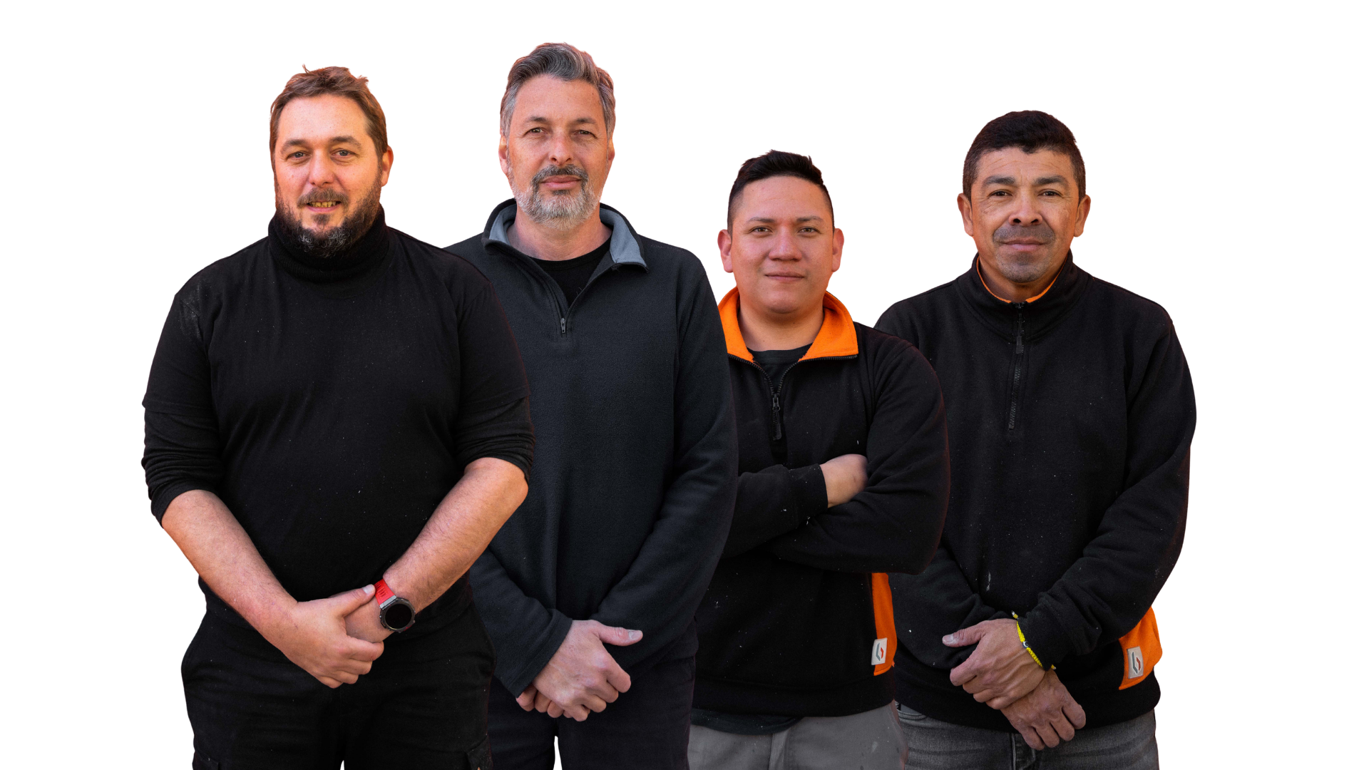 Cuatro hombres de pie con brazos cruzados o en las manos, vistiendo ropa oscura, posando juntos contra un fondo digital con tonos morados y líneas finas de colores.
