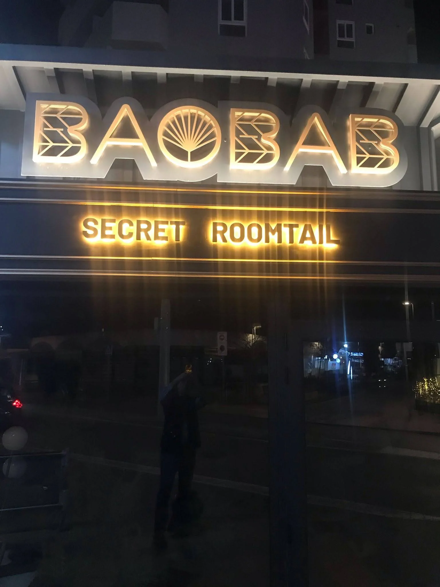 Letras corpóreas en PVC retroiluminadas sobre pared para Baobab