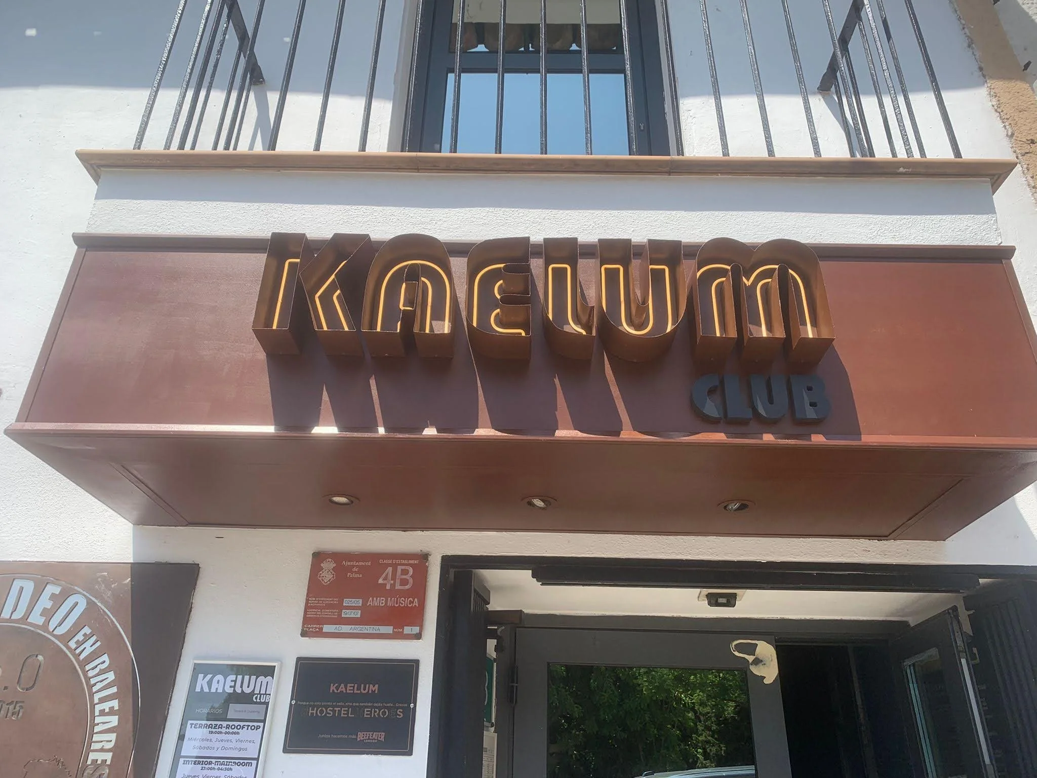 Letras corpóreas lacadas en acero corten con iluminación especial frontal vintage para Kaelum Club