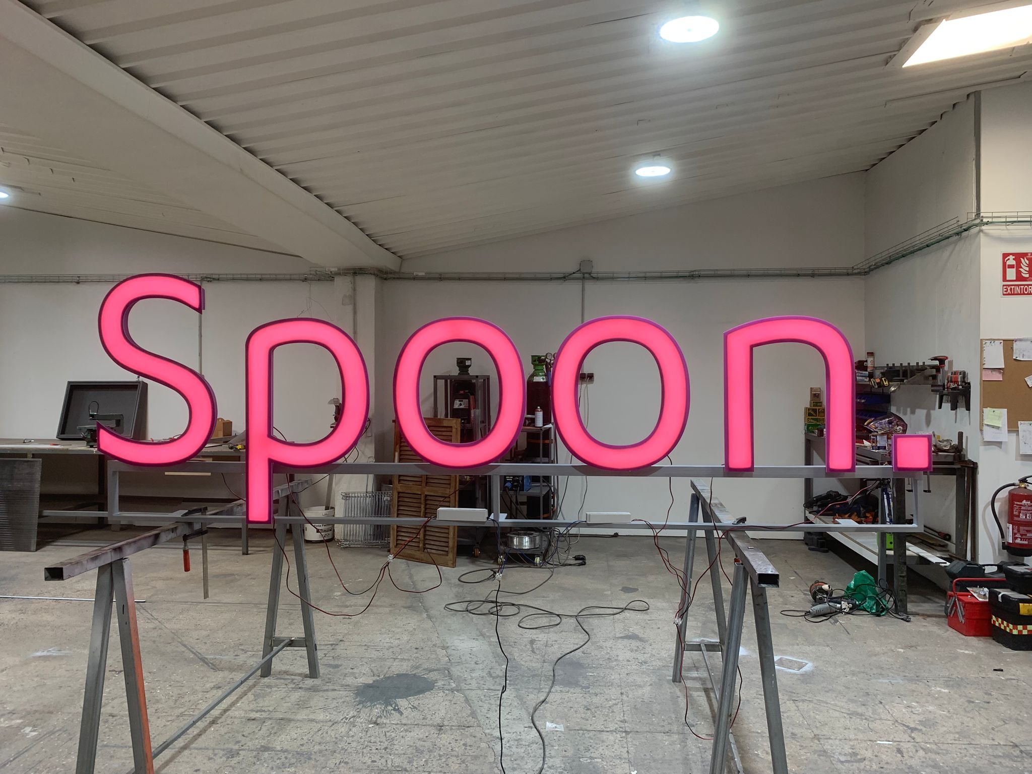 Letras corpóreas con iluminación frontal para Spoon