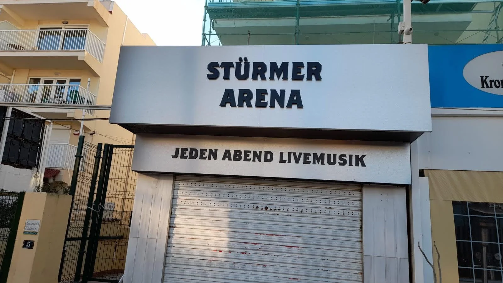 Fachada de la arena de eventos llamada Stürmer Arena con cartel que dice Jeden Abend Livemusik
