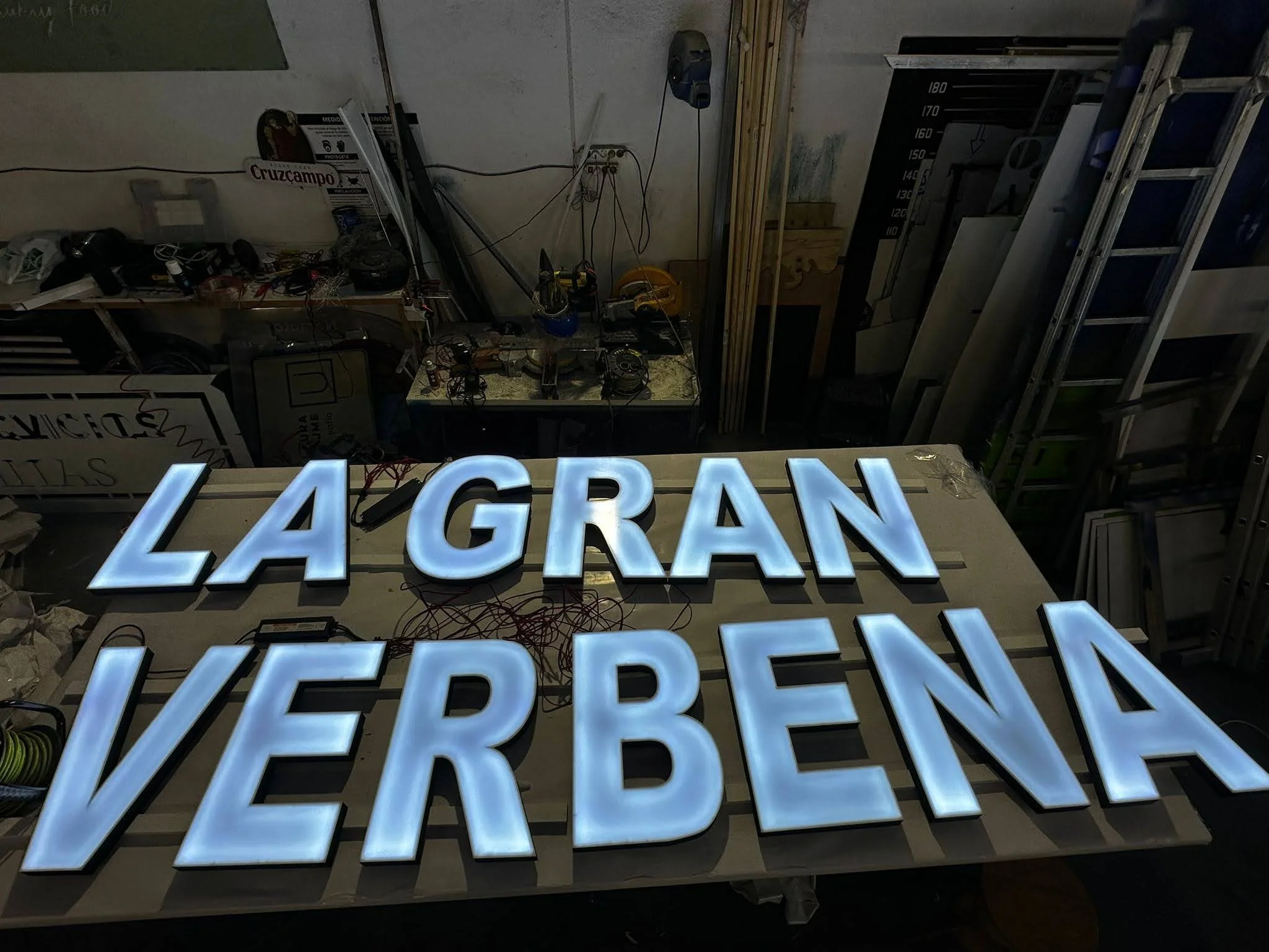 Letras Corpóreas con luz frontal para La Gran Verbena