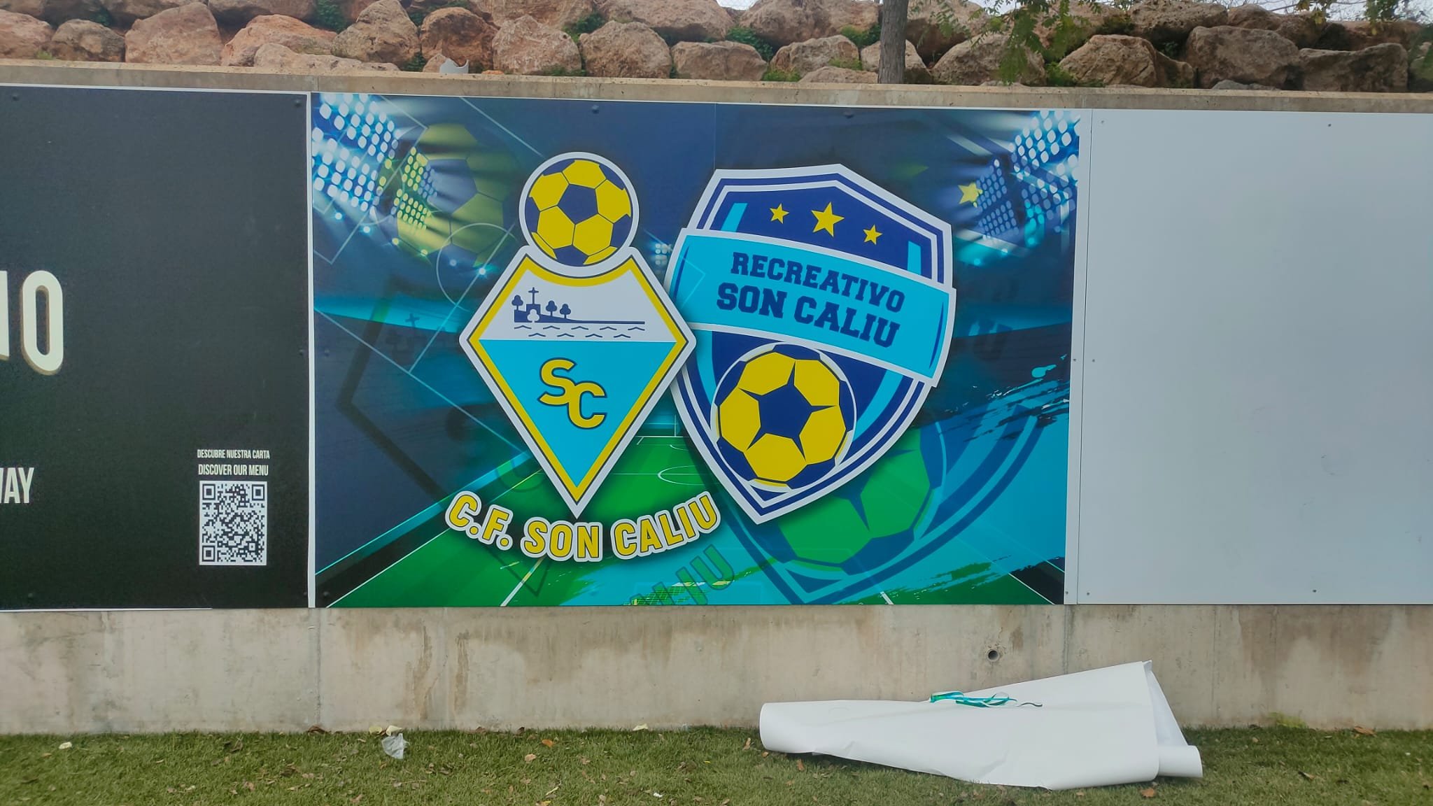 Cartel de promoción para el equipo de fútbol recreativo C.F. Son Caliu, con logotipos de escudos y balones de fútbol, y un fondo con temática deportiva y digital.