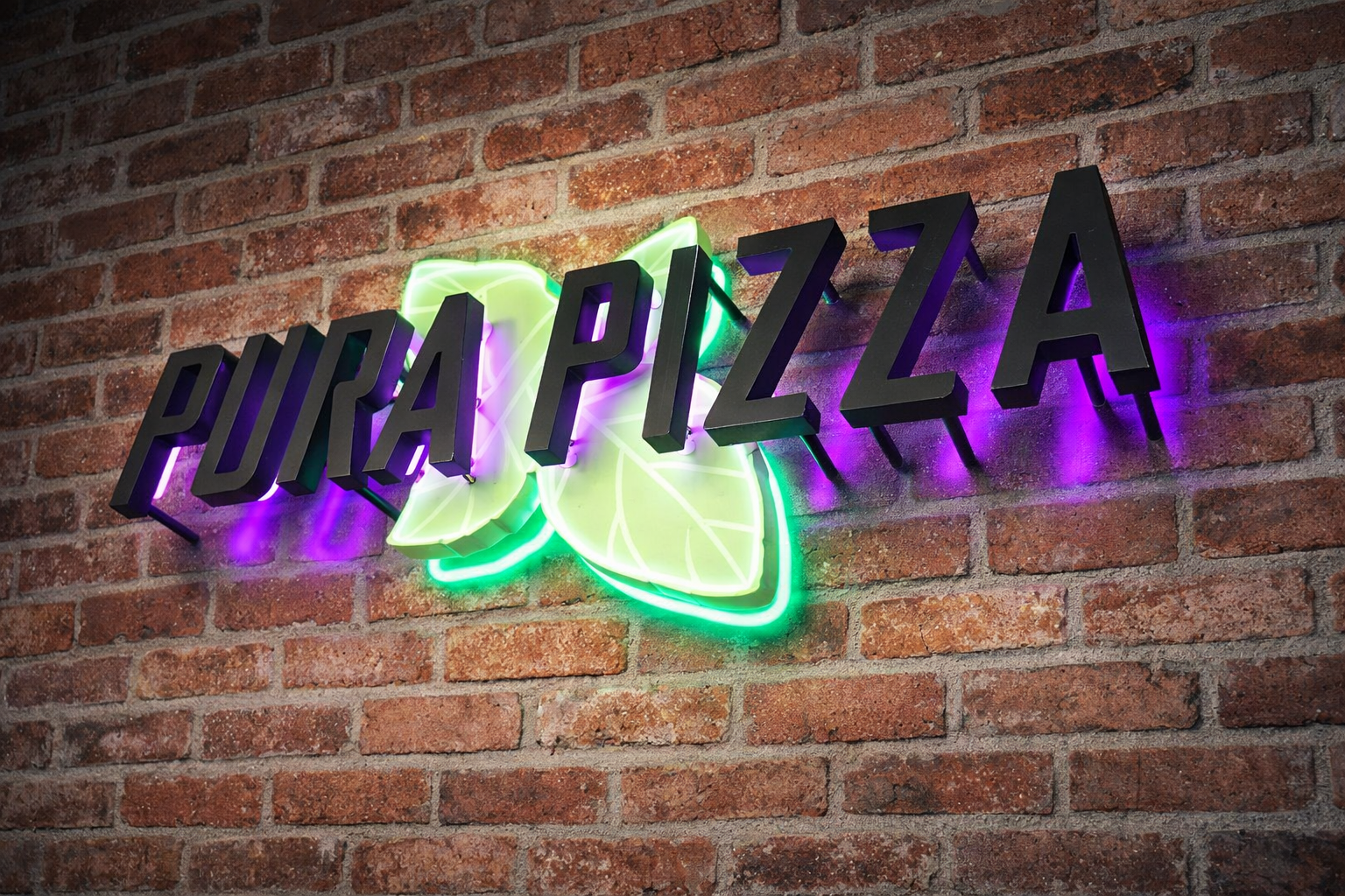 Letras corpóreas en PVC retroiluminadas sobre pared para Pura Pizza