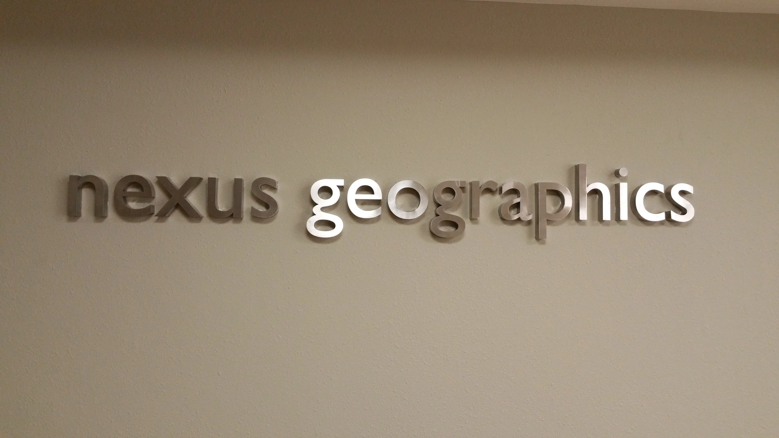 Cartel en la pared que dice 'nexus geographics'.