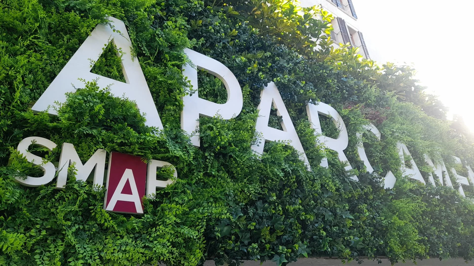 Letras corpóreas en PVC con fondo de jardín artificial para SMAP en Palma de Mallorca