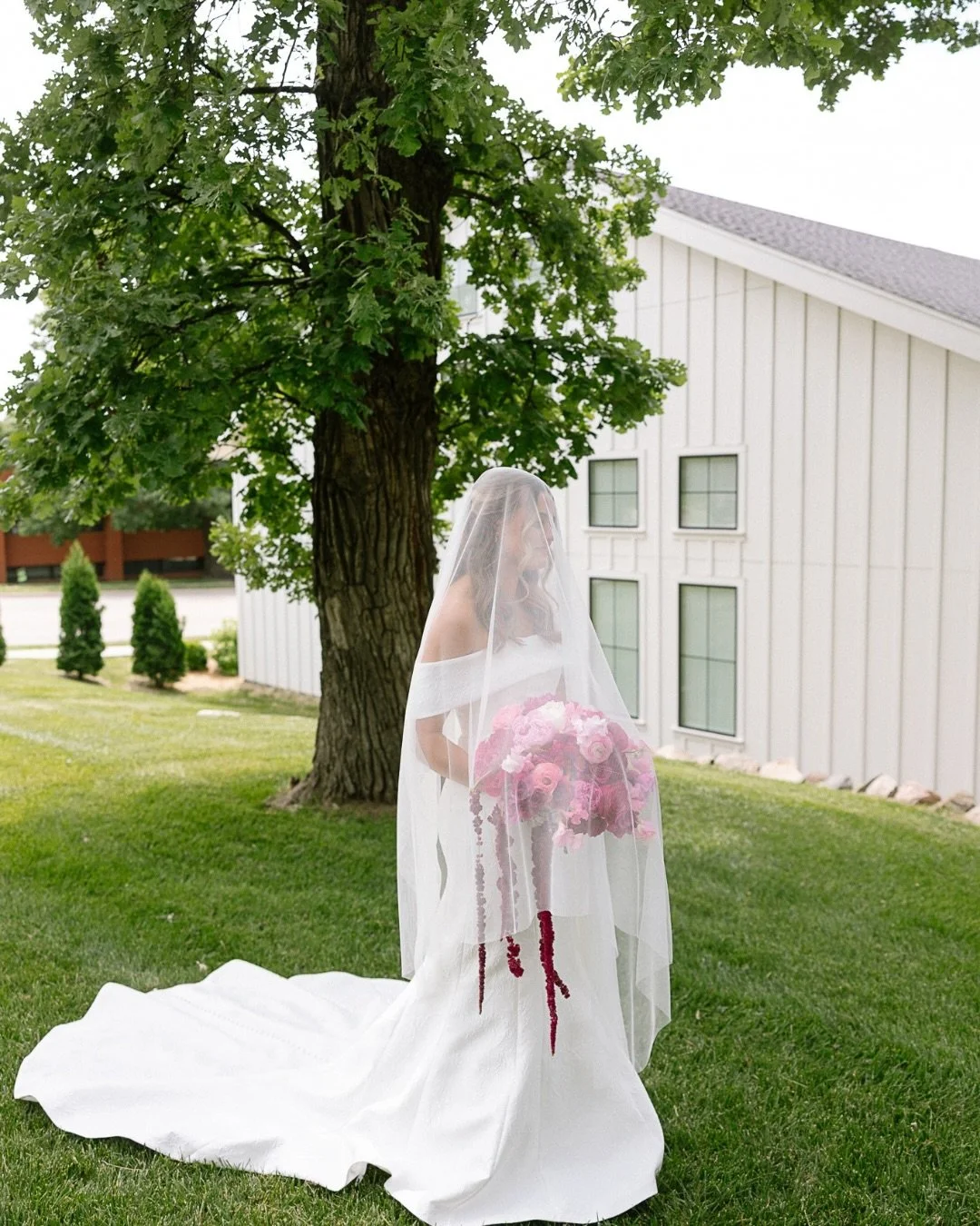 A few things I want every Iowa wedding couple to know before the wedding day 🤍

The little details matter. And the goal isn&rsquo;t to have a &ldquo;perfect&rdquo; wedding day&mdash;it&rsquo;s to feel present enough to actually enjoy it.

PACKING DE