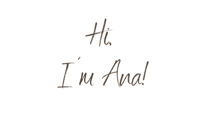 Schwarzes Bild mit braunem handgeschriebenen Text: "Hi, Ich bin Ana!"