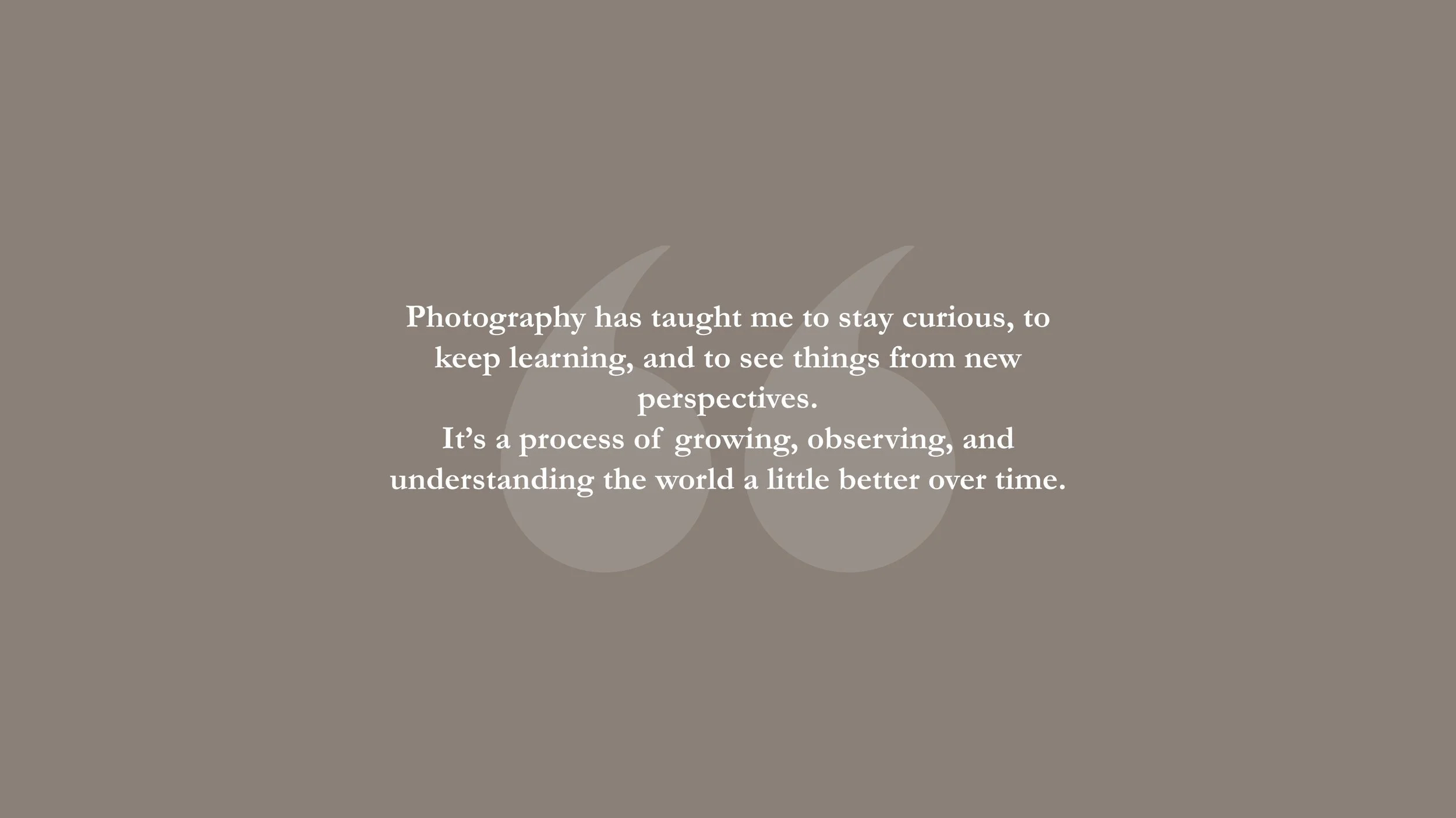 Bild mit einem grauen Hintergrund und einem Zitat, das die Bedeutung der Fotografie für Lernen und Perspektivenwechsel beschreibt, mit einem großen, halbtransparenten Fotokamerasymbol im Hintergrund.