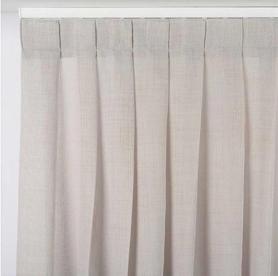Cortinas blancas colgadas en una ventana