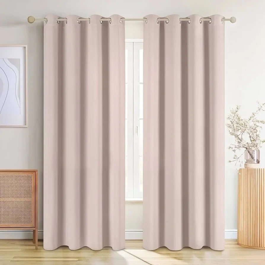 Cortinas beige cubriendo una ventana en una sala de estar moderna.