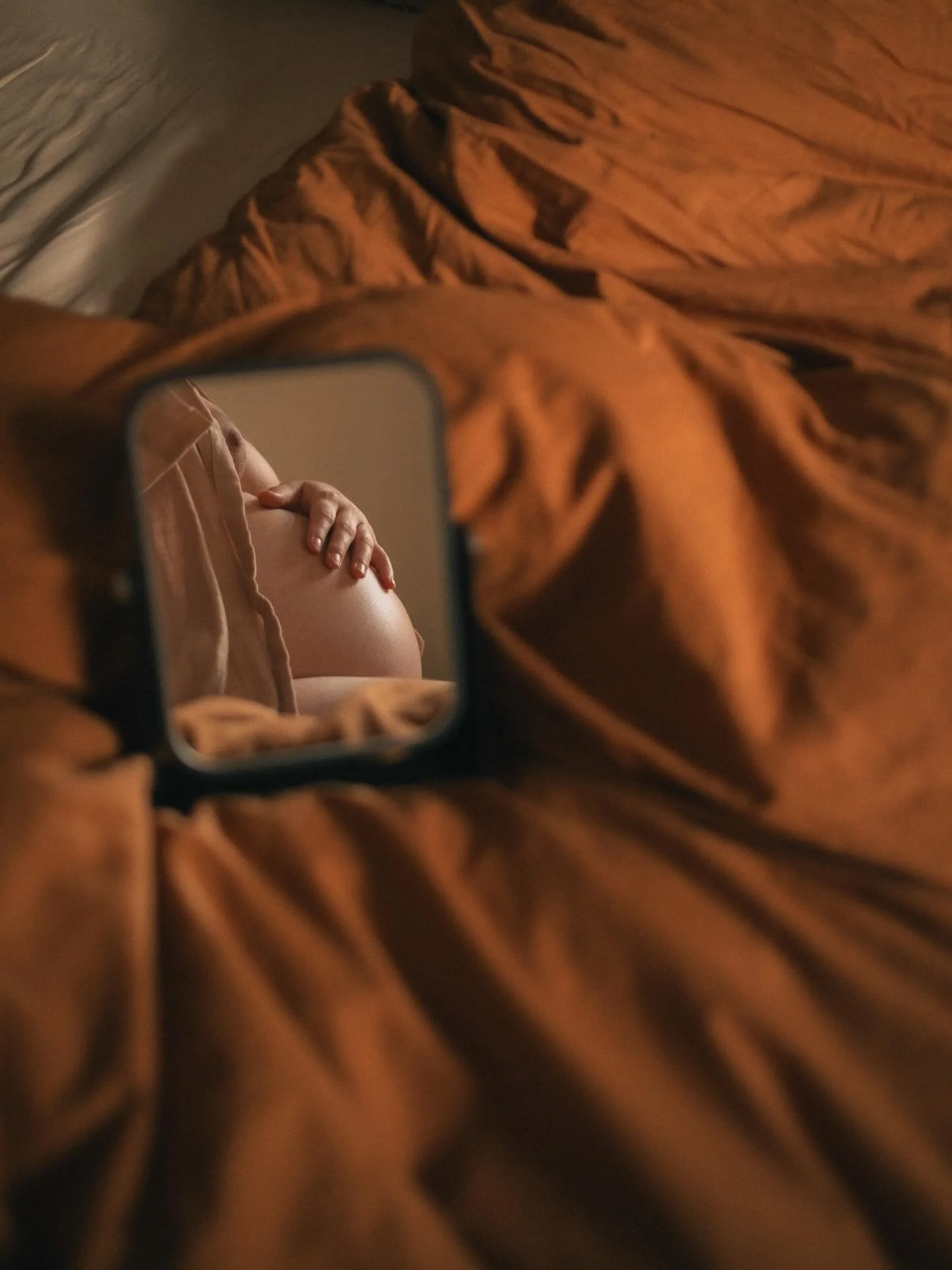 Ein Moment dazwischen. Eine Transformation zwischen Ankommen und loslassen. Du m&ouml;chtest diese besondere Zeit fotografisch begleiten lassen? Dann melde dich bei mir ✨

www.imschattenvonkiefern.de

SCHWANGER
MATERNITY
MUTTERSCHAFT
WOCHENBETT
FOTOG