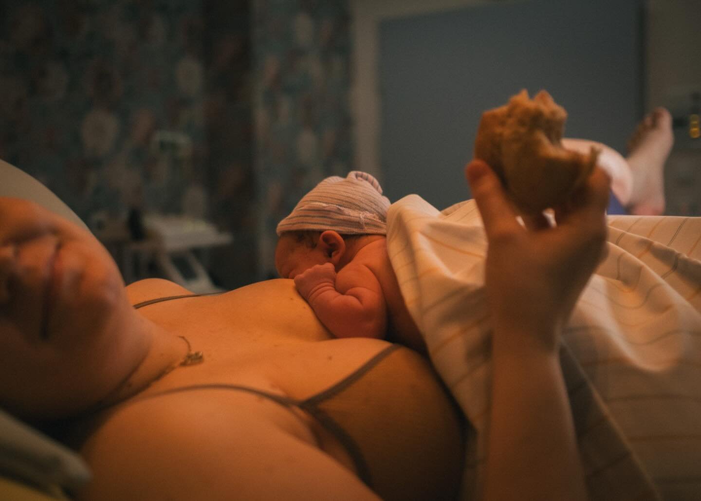 First meal as a fam ✨ baby und mama auf dem kreisbett. Erstes Mal anlegen, Kuscheln, ankommen in dieser neuen Welt als Familie 

DOKUMENTARISCHEFAMILIENFOTOGRAFIE
GEBURTSFOTOGRAFIE
FAMILIENFOTOGRAFLEIPZIG
WOCHENBETT
