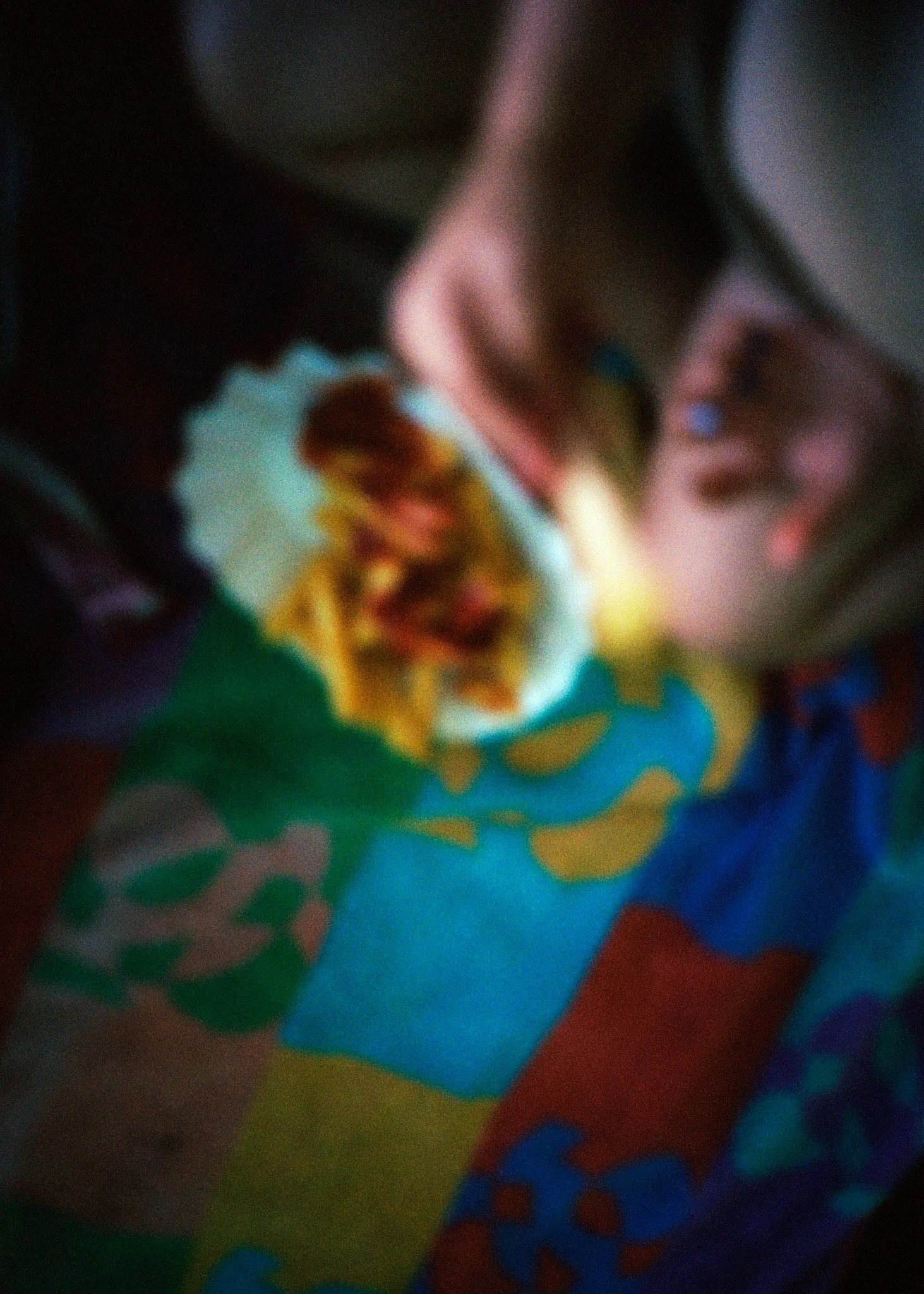 Pommes mit Ketchup am See