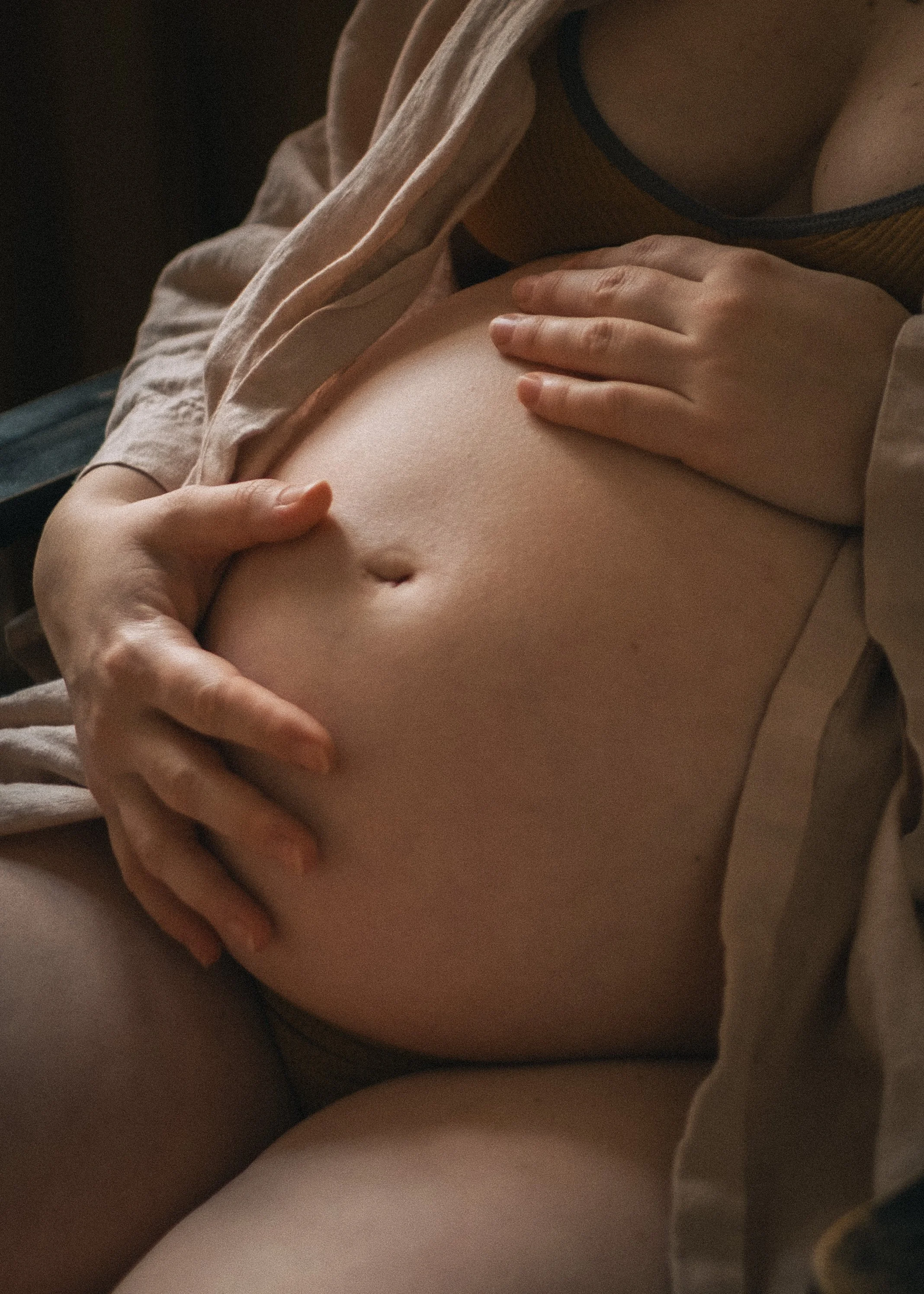 Nahaufnahme von einem Frauenbauch, der berührt wird