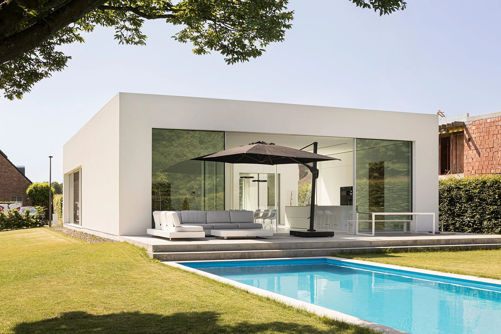Monochrome patiowoning