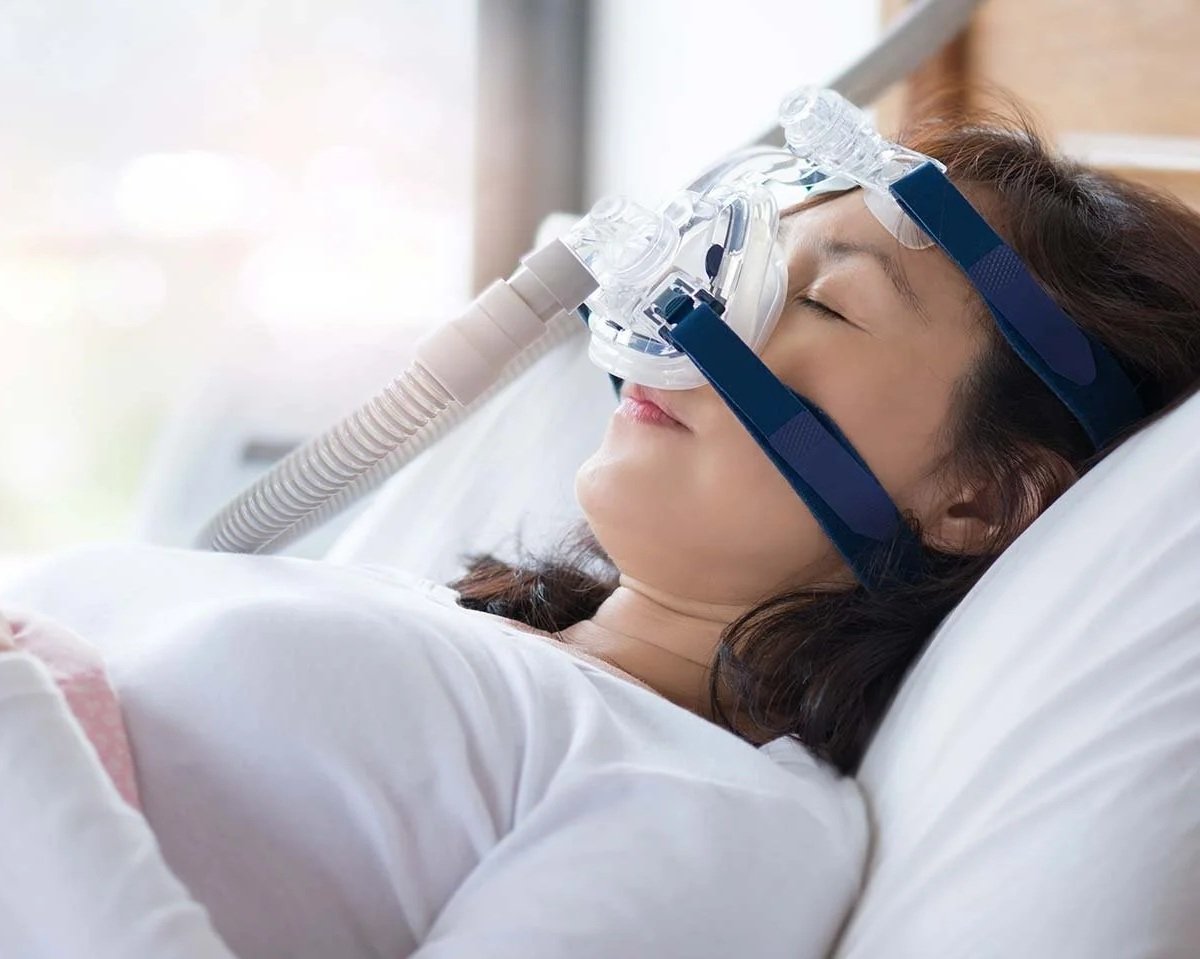 woman sleeping with a CPAP mask on as a form of CPAP therapy, CPAP treatment