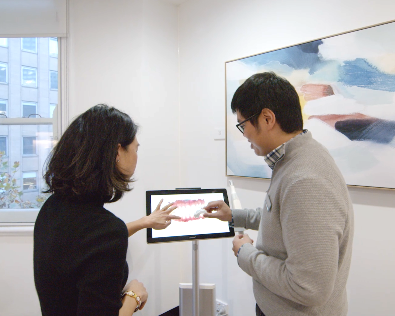 Sleep medicine dentists analysing a 3D dental scan of a patient's teeth for a dental snoring mouthguard