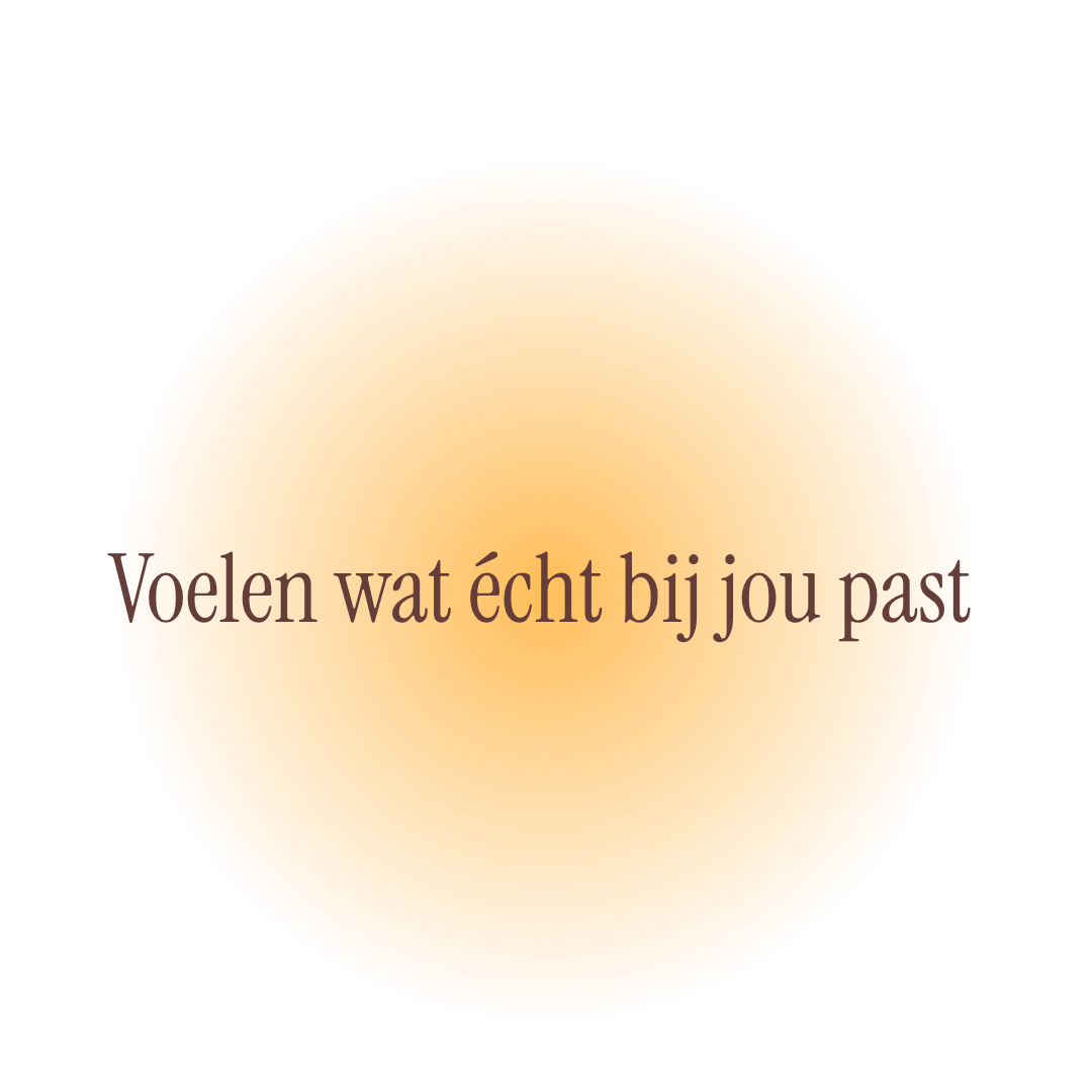 Een oranje en gele cirkel met de tekst 'Voelen wat écht bij jou past' eroverheen