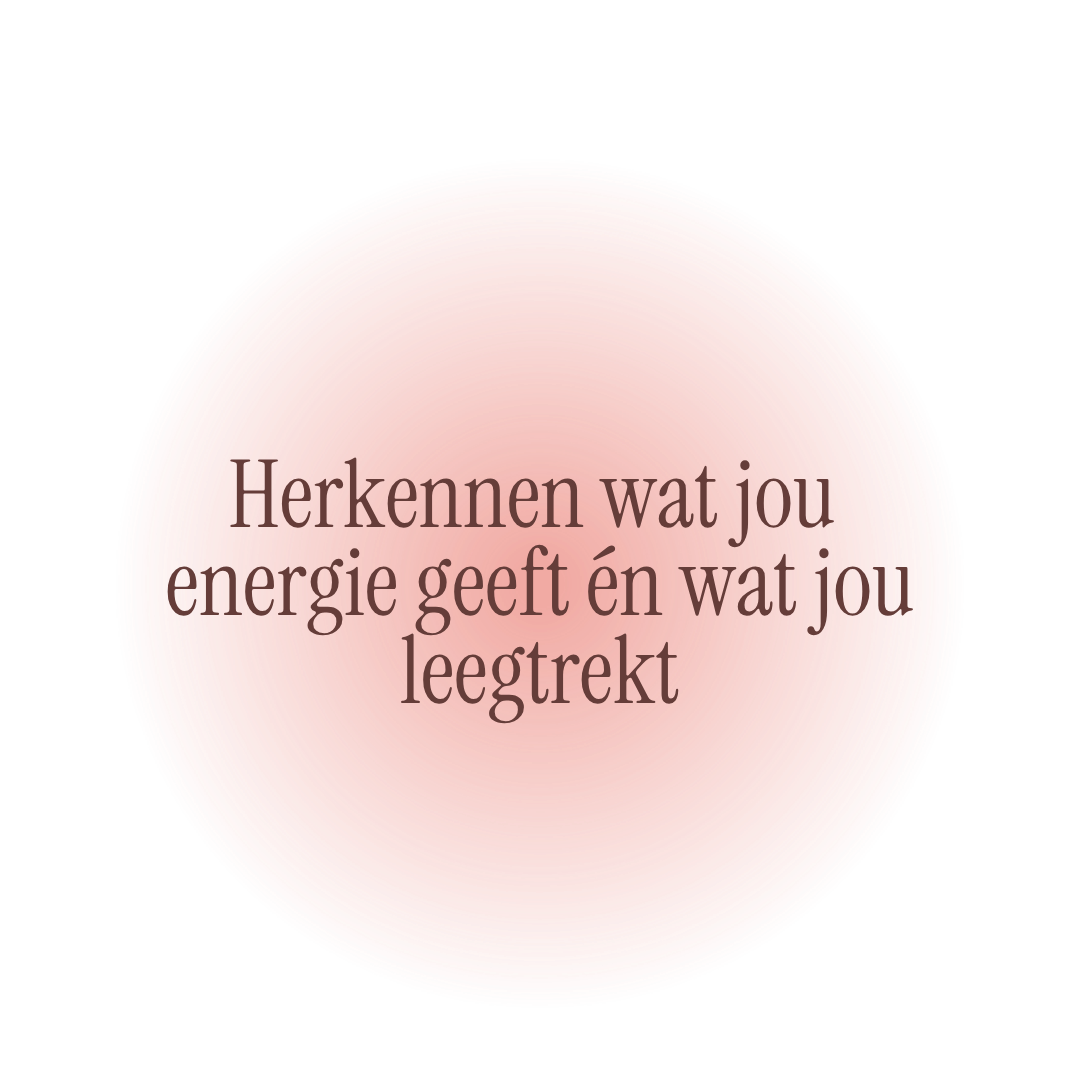 Een rond, rood/oranje gekleurde gevlamde achtergrond met daarop de tekst: 'Herkennen wat jou energie geeft én wat jou leegtrekt'.