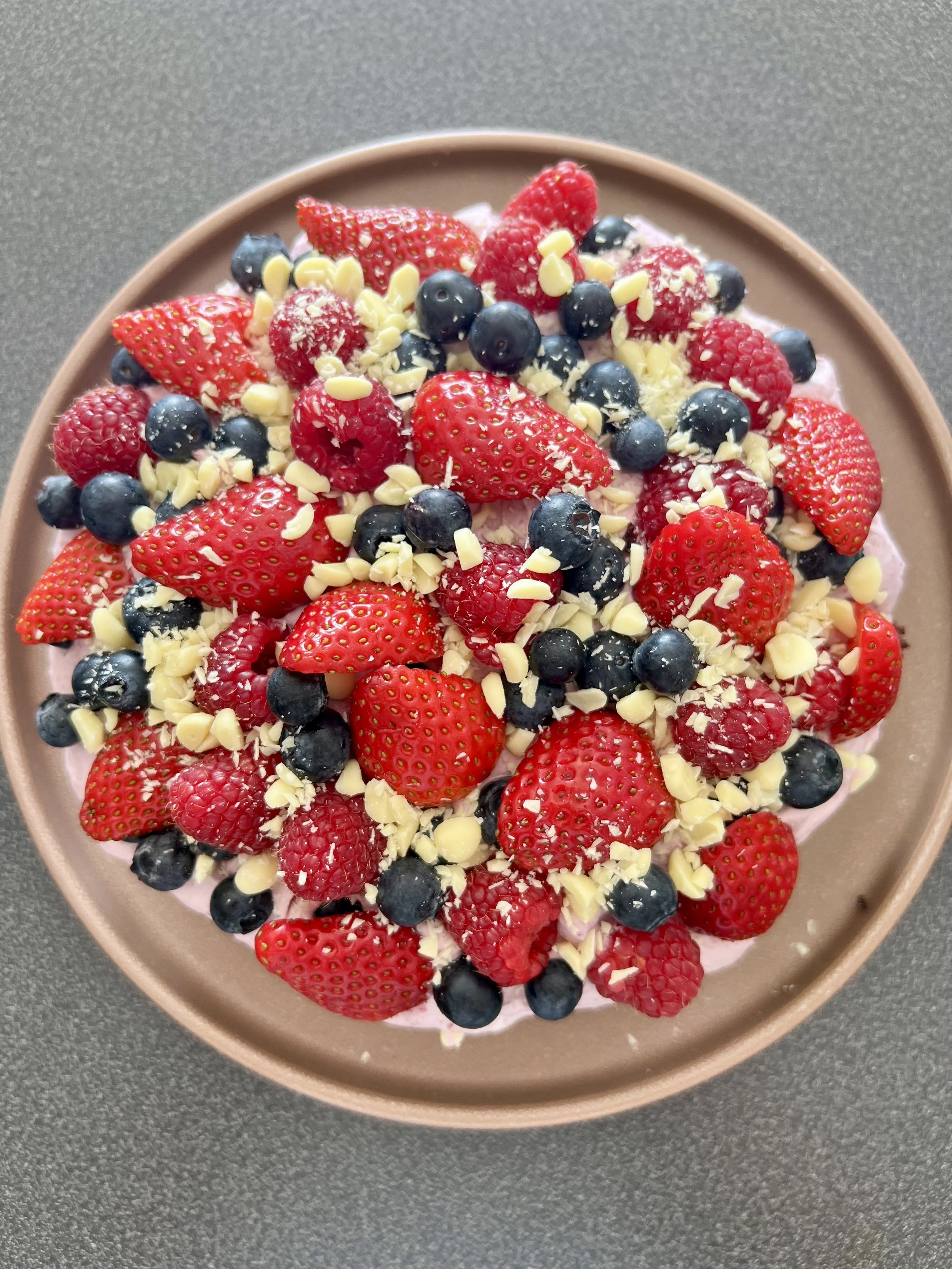 Jordbærkage med hvid chokolade